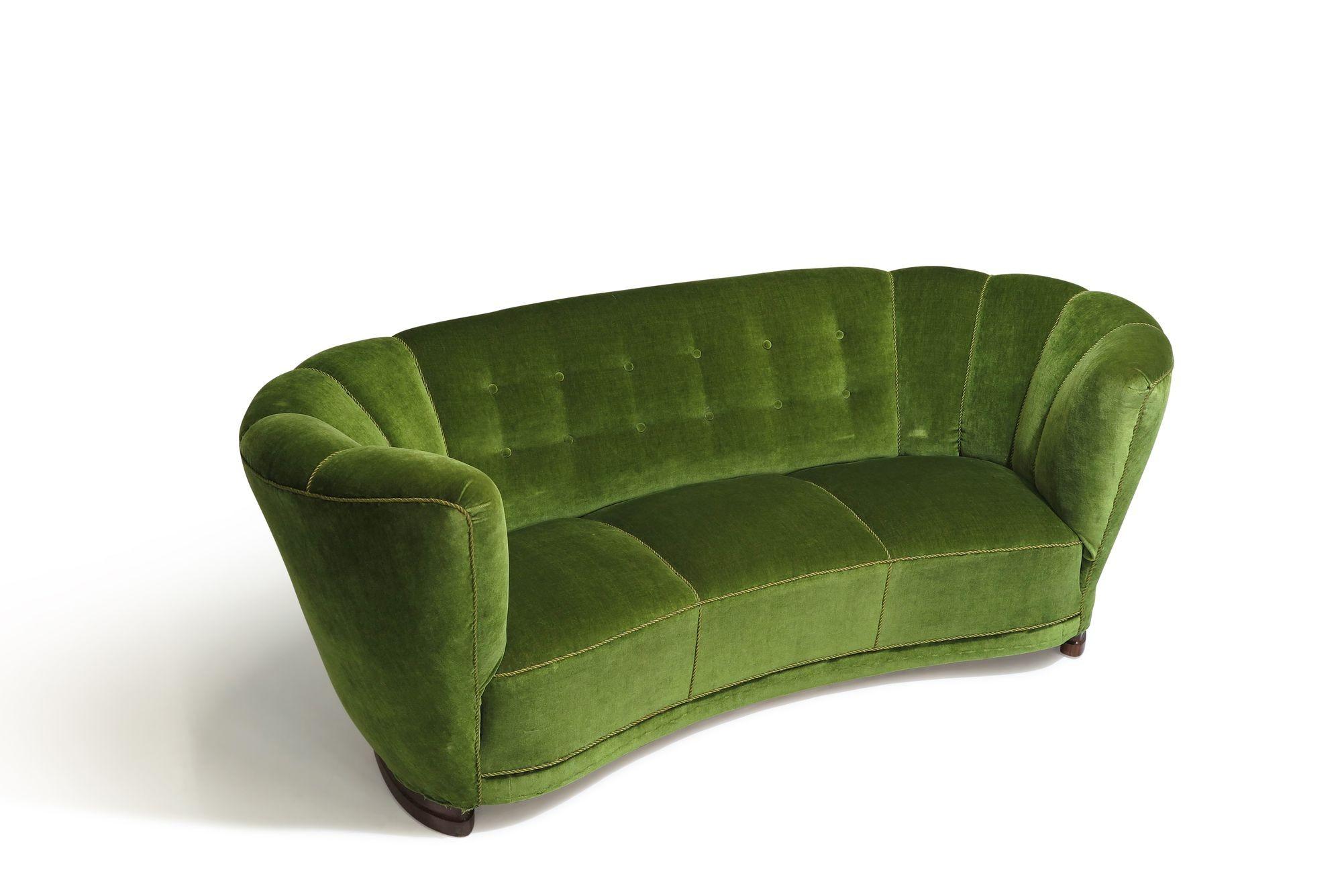Superbe canapé des années 1930 de style déco danois, tapissé de mohair vert olive d'origine. Le canapé est finement fabriqué avec un cadre en bois massif, des ressorts à huit voies en cuivre noués à la main, du crin de cheval et un padding en coton,