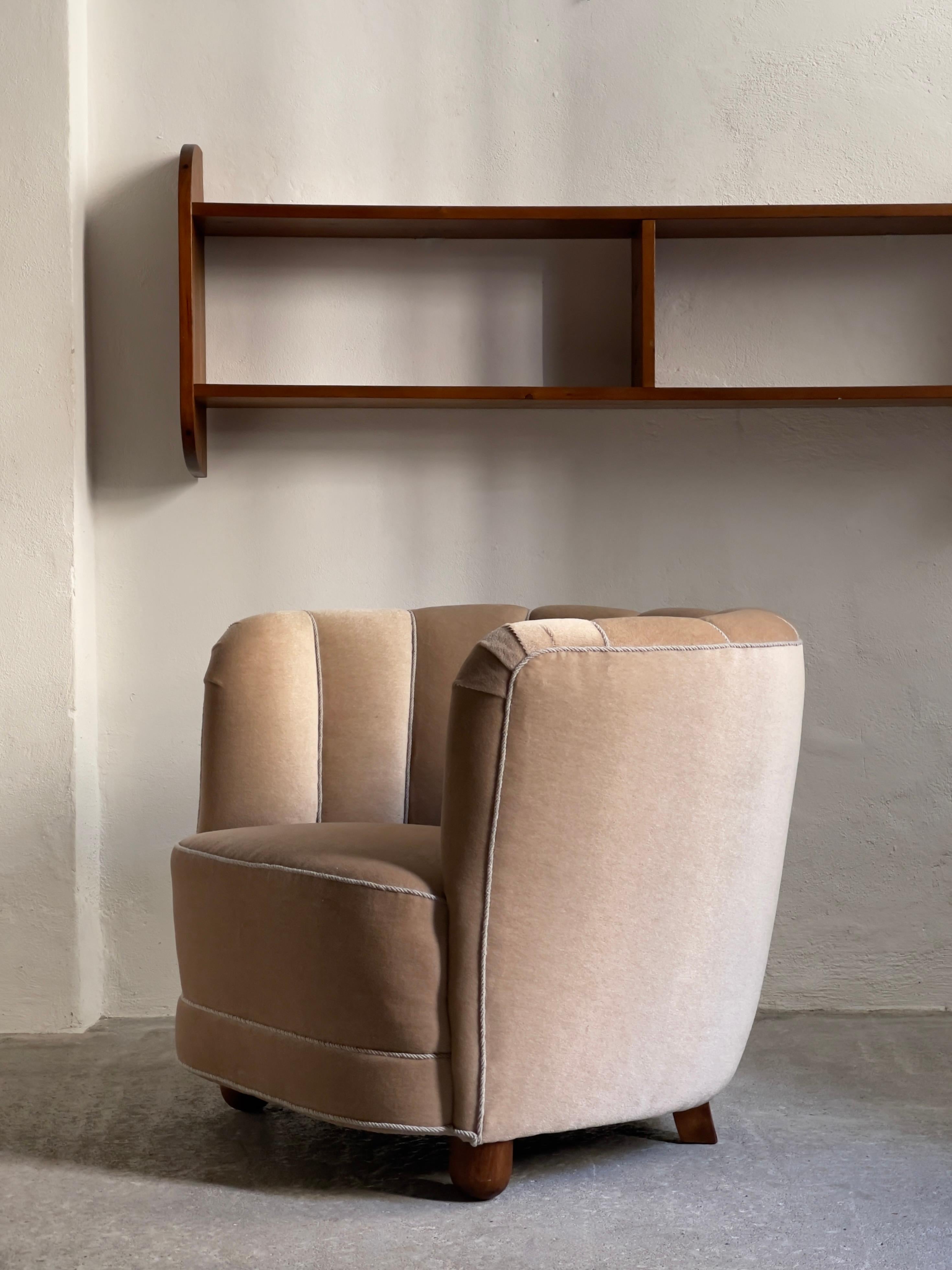 Dänischer moderner Easy Chair aus den 1930er Jahren, neu gepolstert mit Premium-Beige-Mohair im Angebot 5