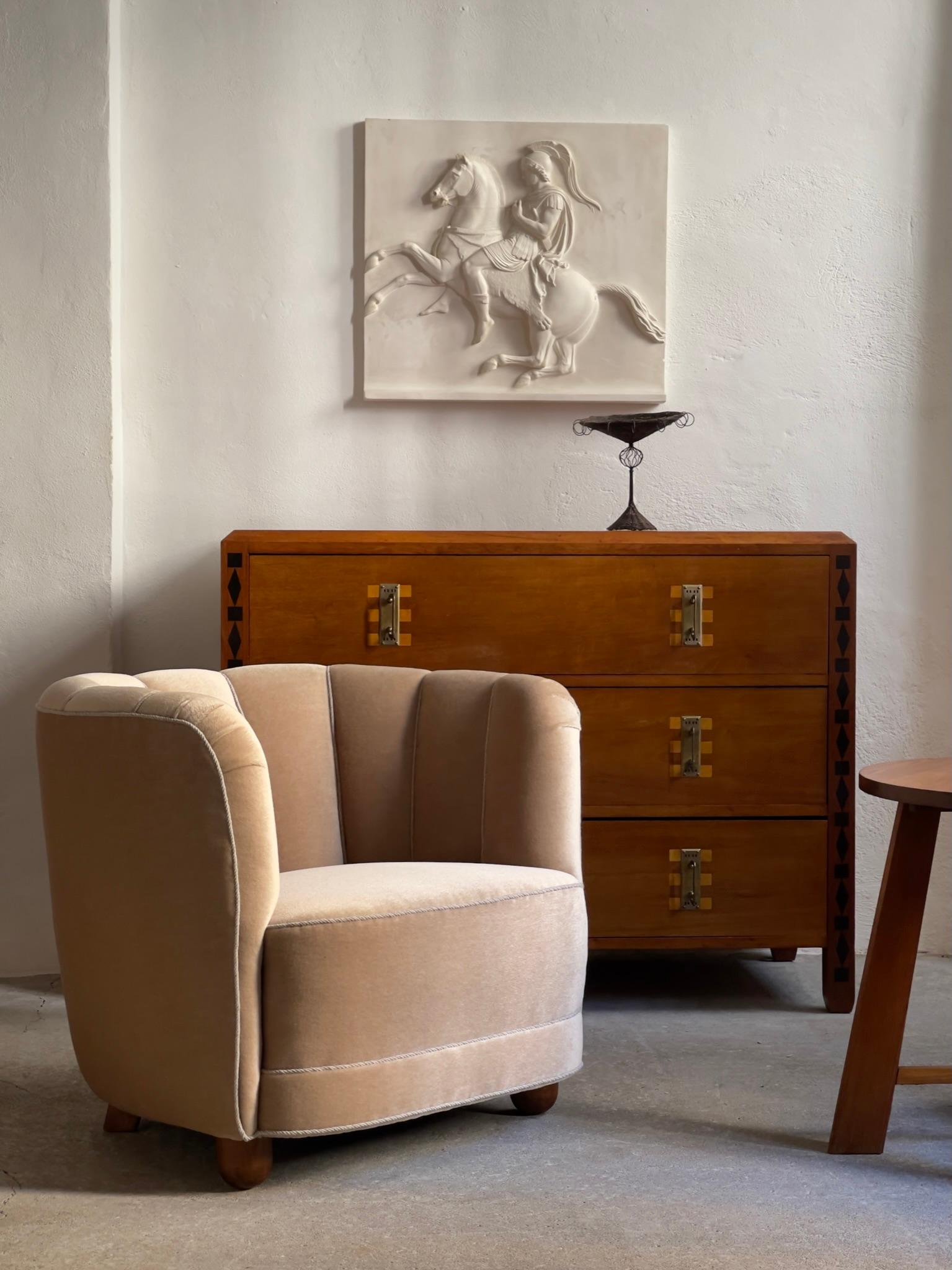 1930s Danish modern easy chair reupholstered in exquisite premium beige mohair and nut brown stained beech legs. 

A very elegant piece executed by skilled danish cabinet maker with harmonious proportions featuring an arrangement of carefully
