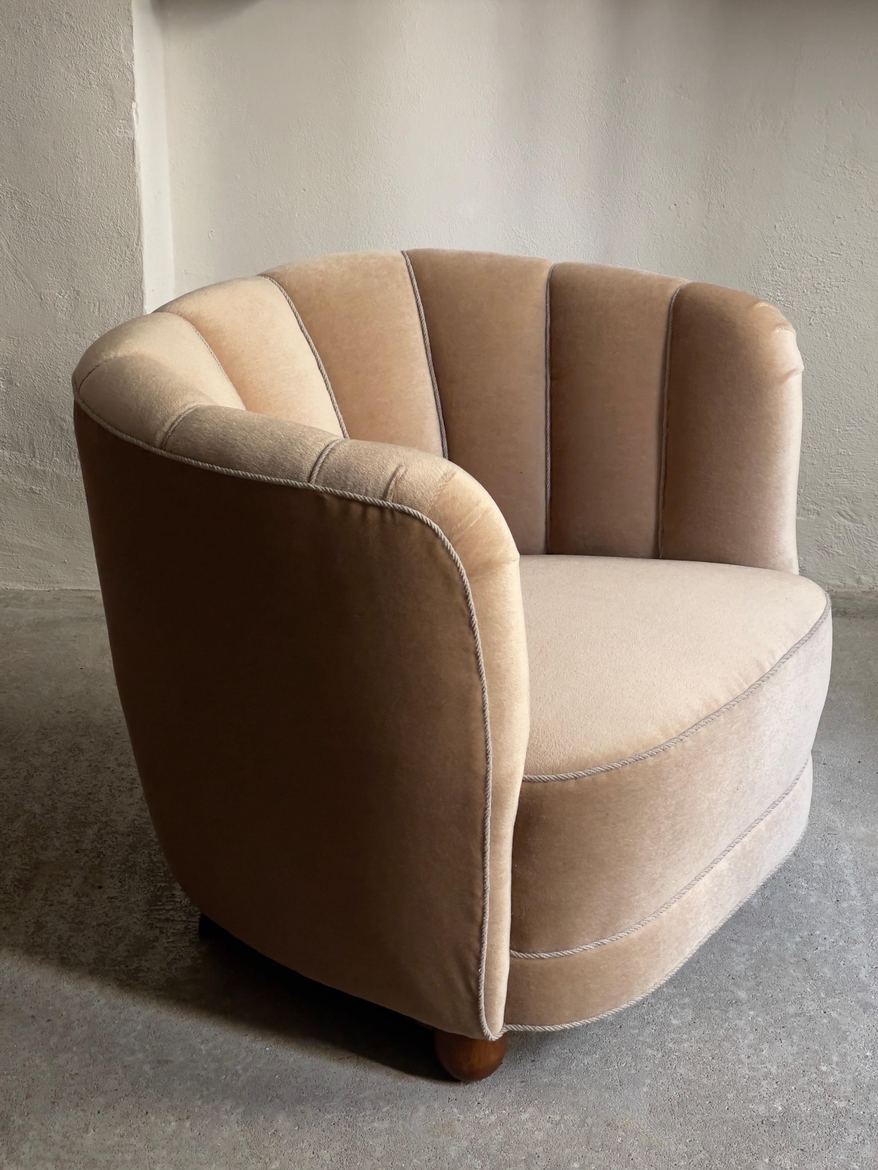 Dänischer moderner Easy Chair aus den 1930er Jahren, neu gepolstert mit Premium-Beige-Mohair (Mitte des 20. Jahrhunderts) im Angebot