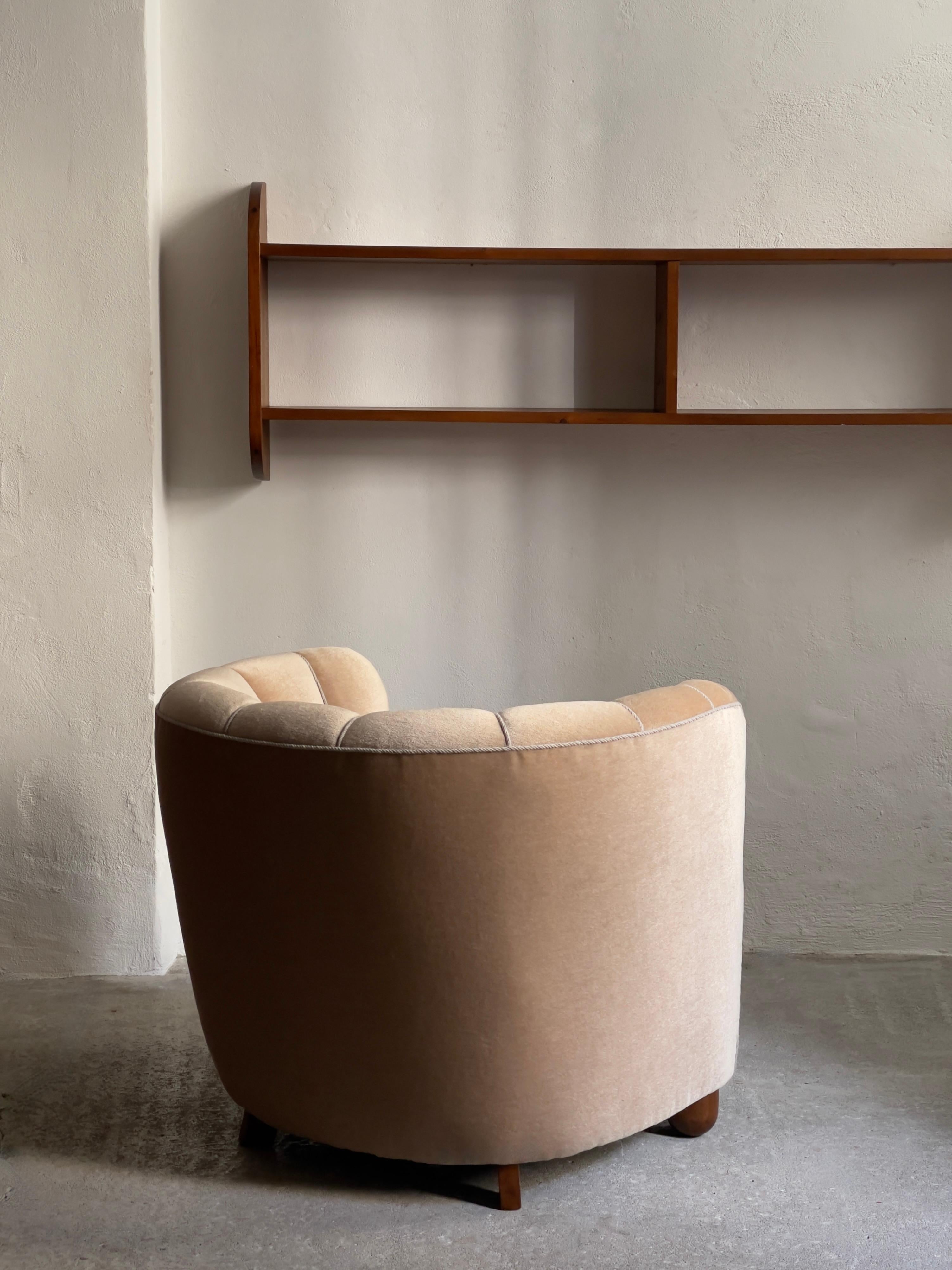 Sillón danés moderno de los años 30 retapizado en mohair beige de primera calidad Mohair en venta