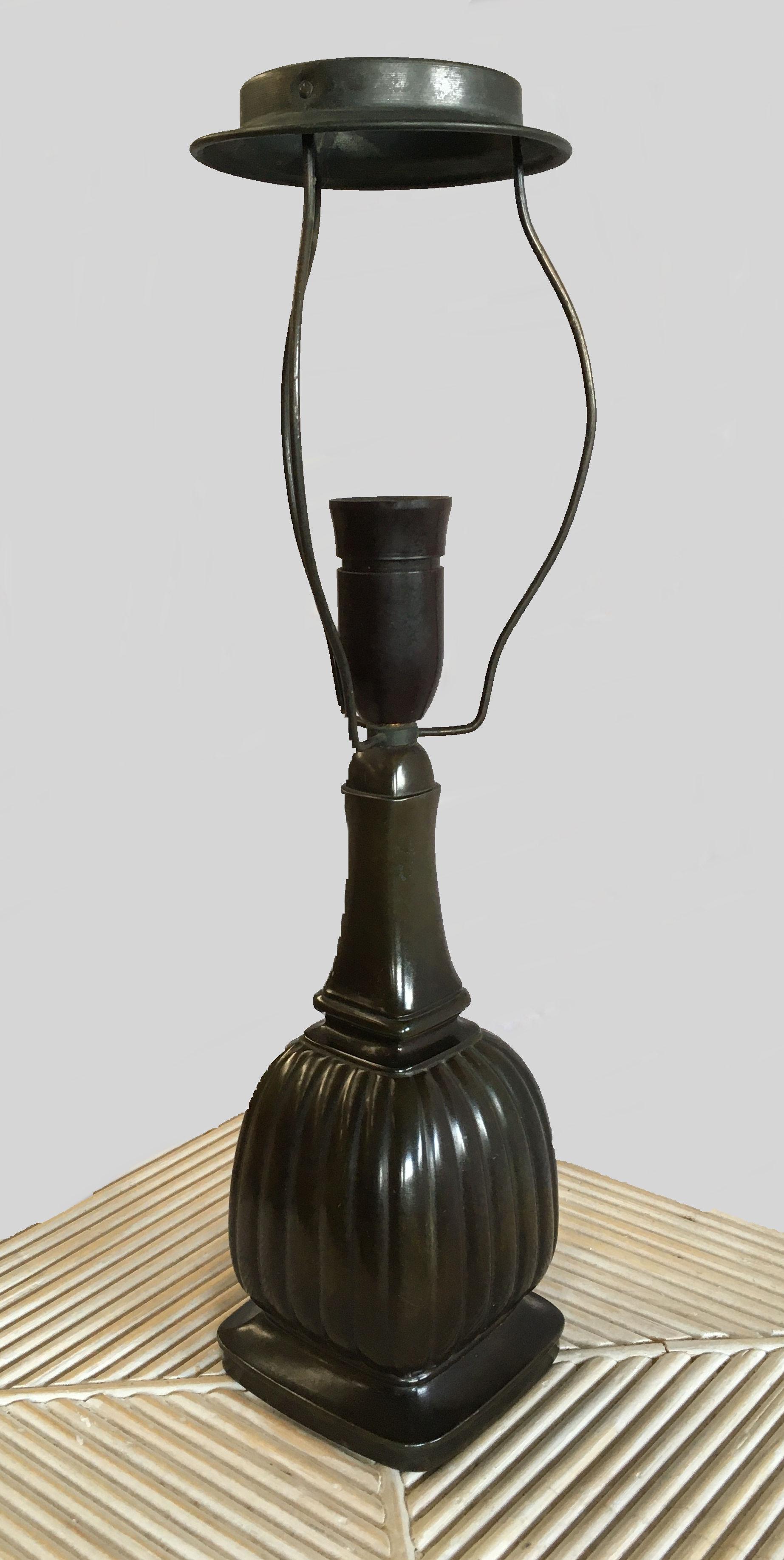 Lampe de table art déco danoise Just Andersen en métal disco par Just Andersen A/S dans les années 1930.

La lampe de table est fabriquée en métal Disco, un alliage de plomb et d'antimoine, qui est une invention personnelle d'Andersen et qui doit