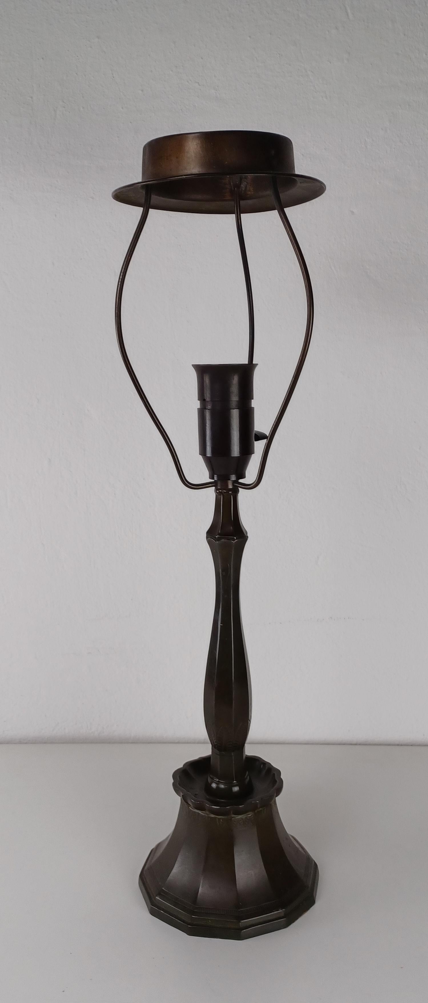 Lampe de table art déco danoise Just Andersen en métal disco par Just Andersen A/S dans les années 1930.

La lampe de table est fabriquée en métal Disco, un alliage de plomb et d'antimoine, invention personnelle d'Andersen et nommée d'après la baie