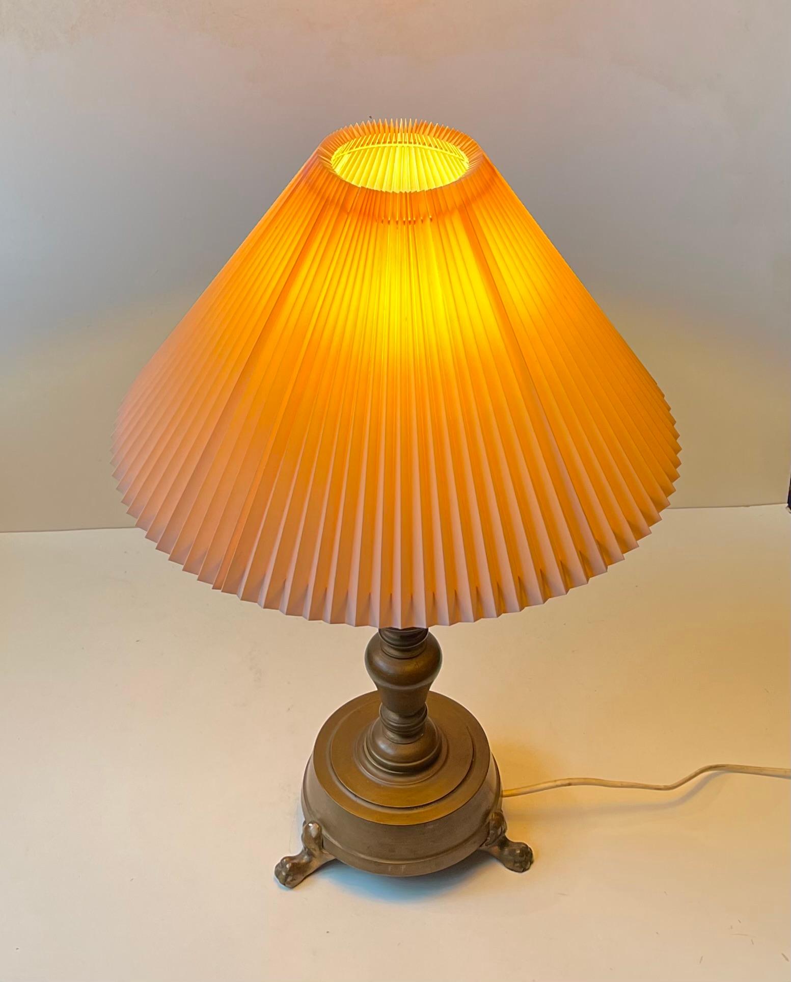 1930s Danish Lion Paw Bronze Table Lamp with Pink Shade In Good Condition For Sale In Esbjerg, DK