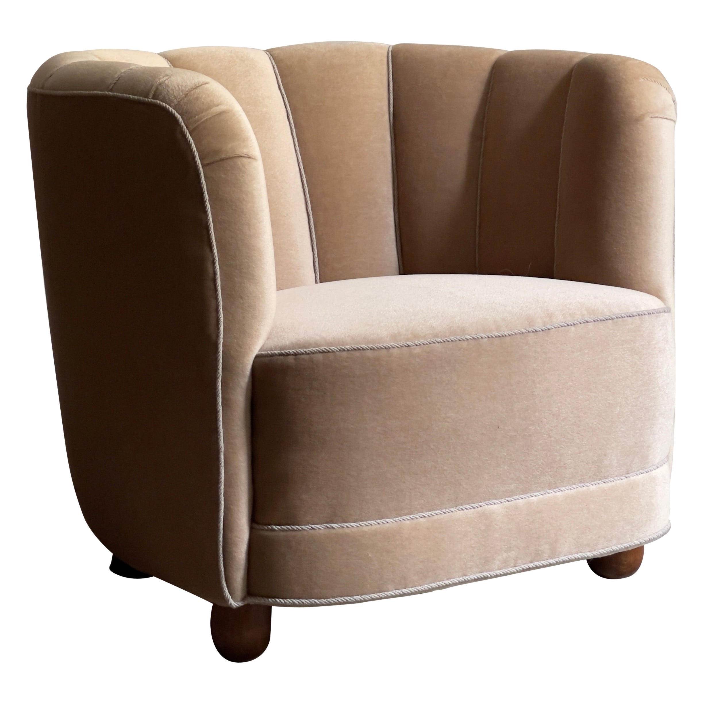 Sillón danés moderno de los años 30 retapizado en mohair beige de primera calidad en venta