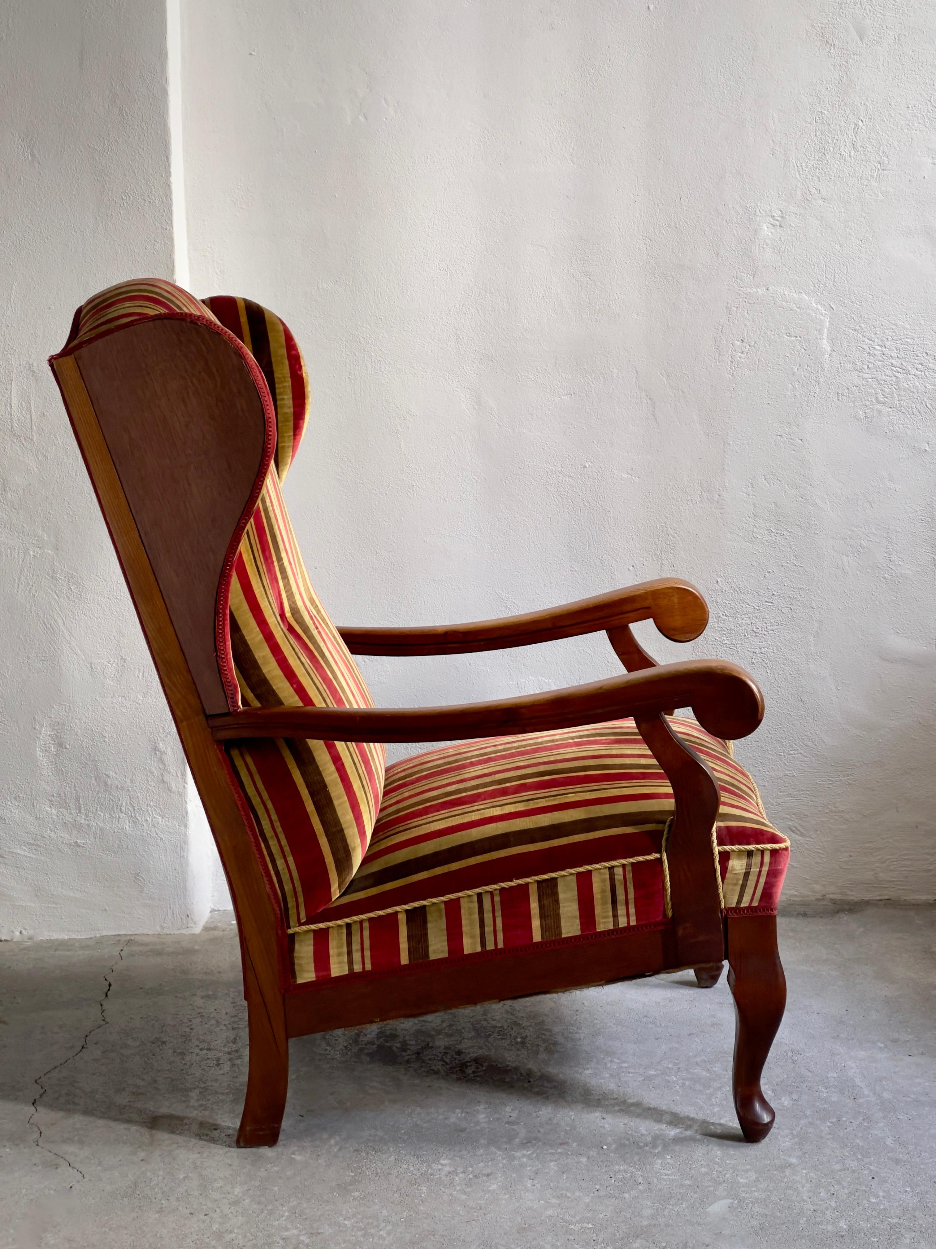 Danois Fauteuil de salon moderne danois des années 1930 en chêne massif et tapissé de velours rayé  en vente