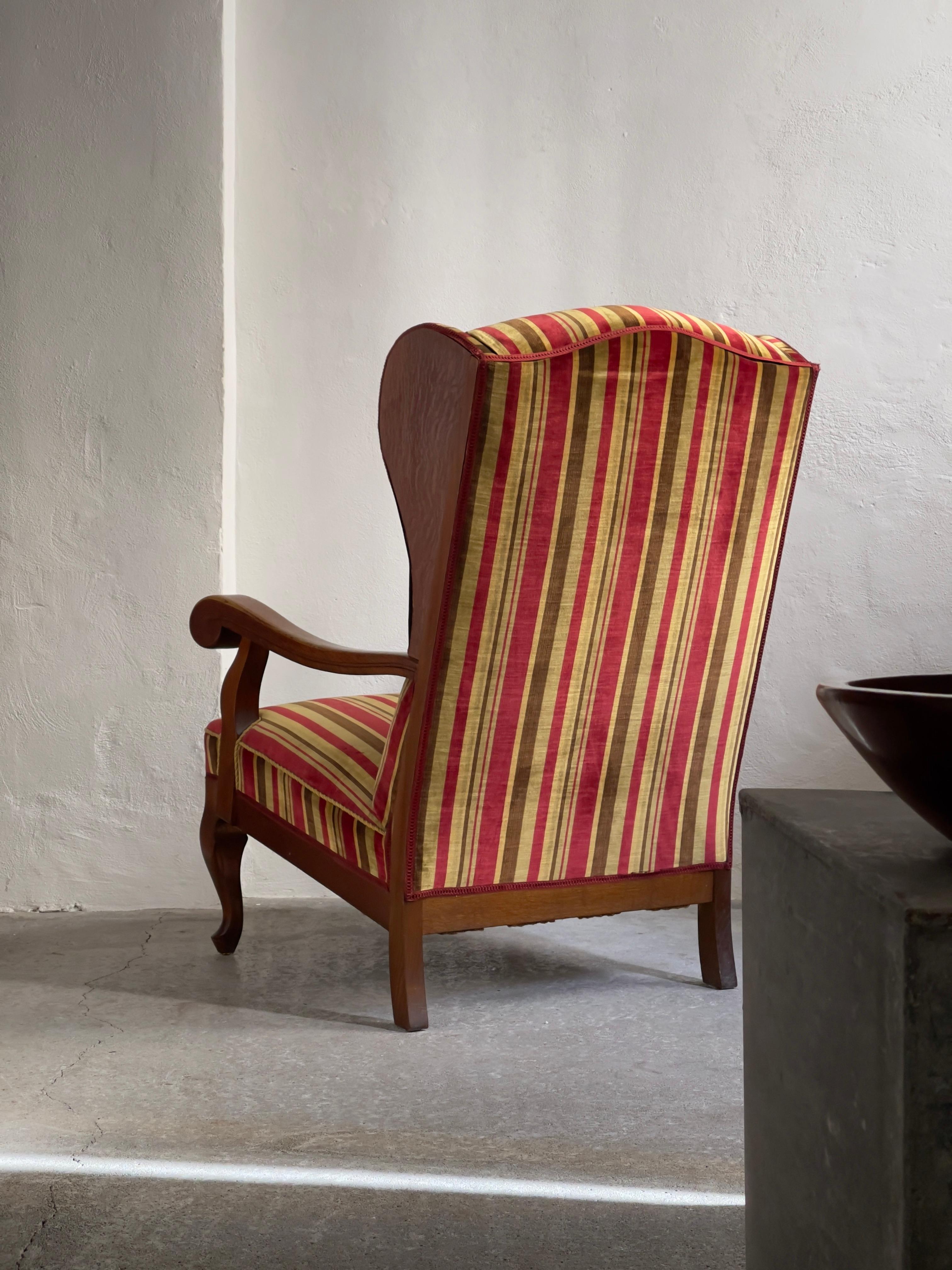 Scandinavian Modern 1930s Danish Modern Lounge Chair in Solid Oak and Striped Velvet Upholstery  For Sale