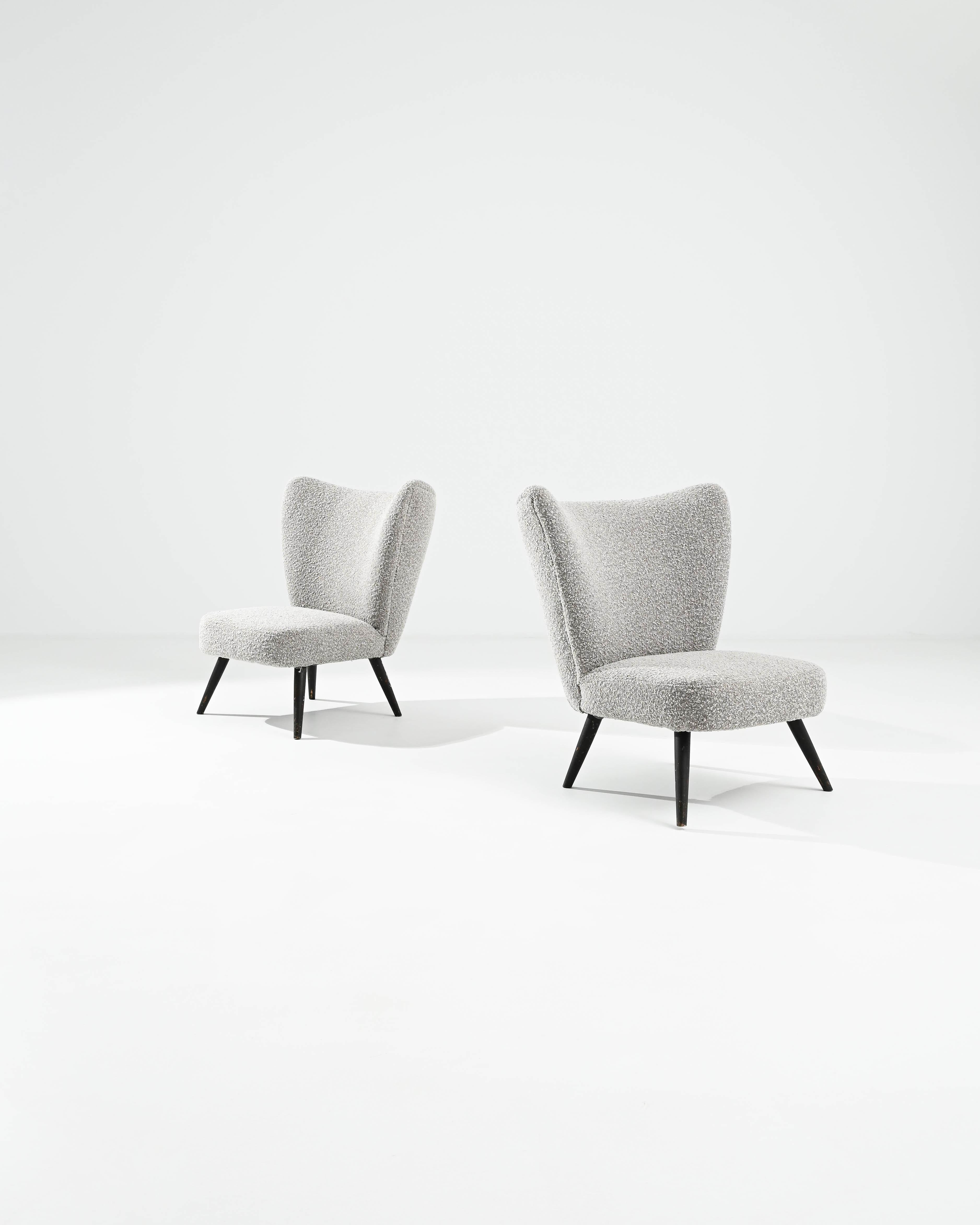 Questa coppia di sedie danesi in legno degli anni '30 emana un'eleganza senza tempo con un mix unico di semplicità scandinava e fascino vintage. Il design a basso profilo, caratteristico dell'epoca, offre una seduta confortevole, rendendo queste