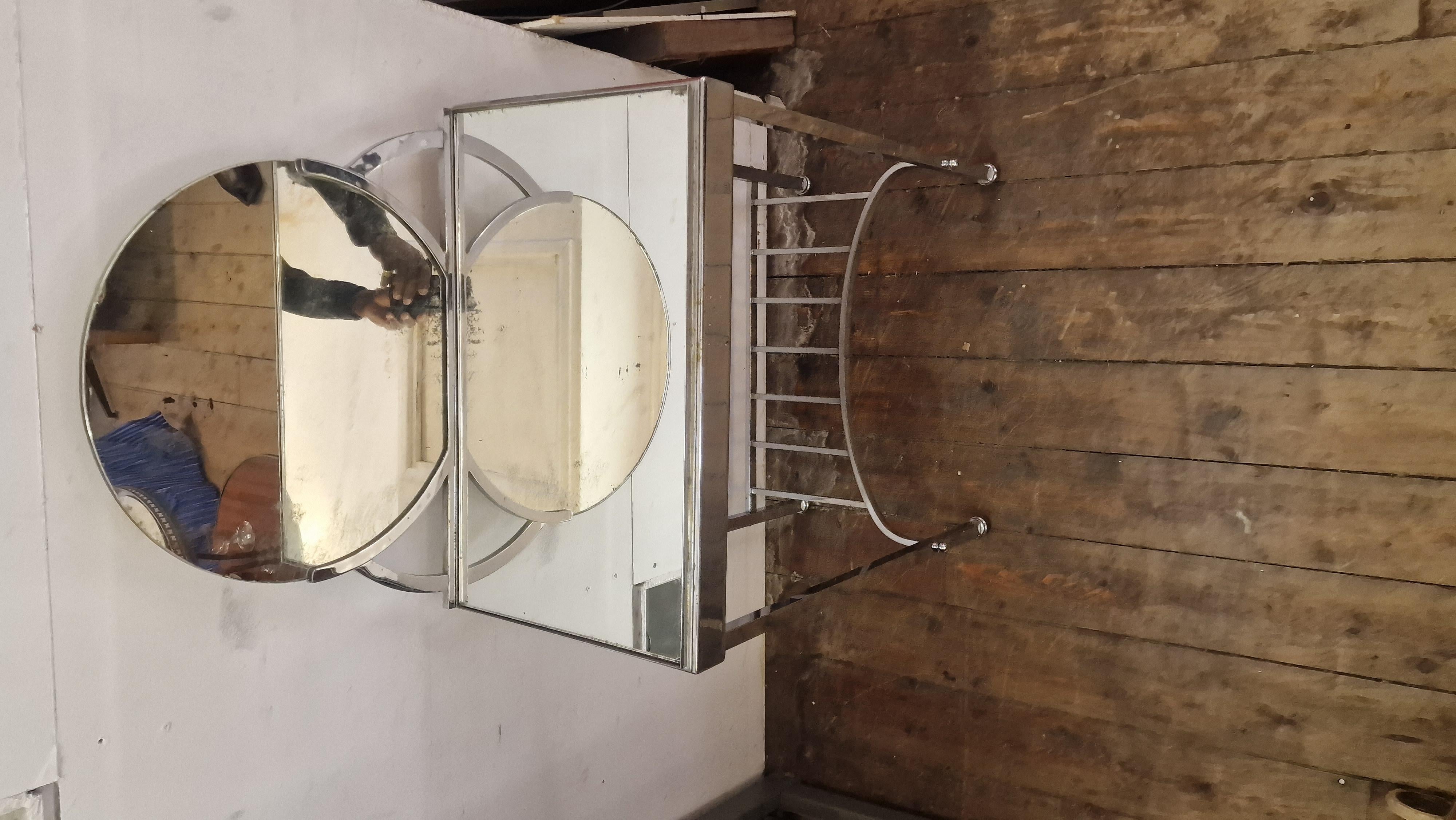 Tocador Compact Deco Estructura de metal cromado con superficie espejada y espejo de tocador
Cc 1930 Francés