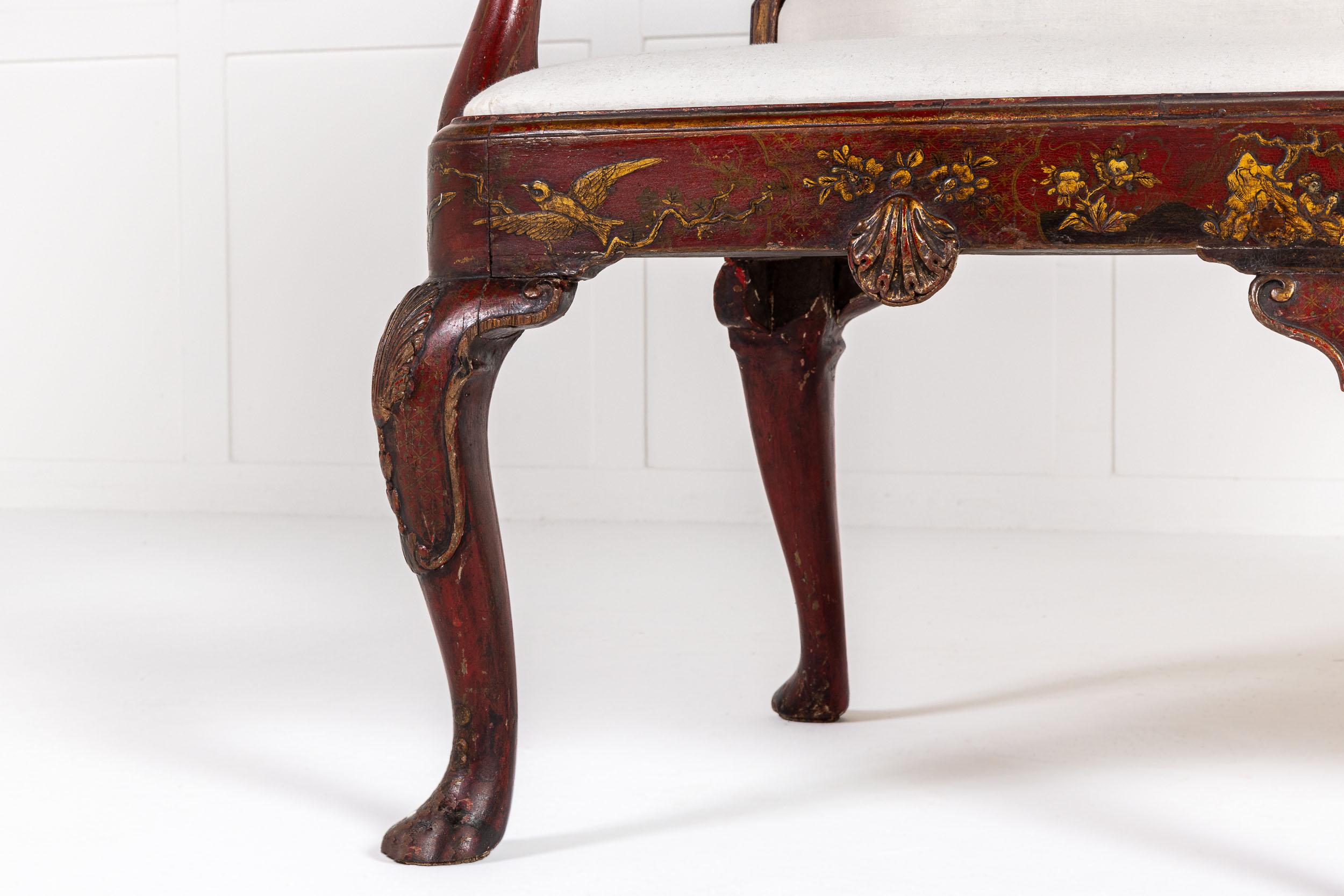 Ein sehr feines und dekoratives englisches Lack- oder Japansofa aus den 1930er Jahren in der Manier des frühen 18.

Dieses Sofa hat einen roten Grund und eine erhabene vergoldete Verzierung. Mit Muscheldetails an den Knien und den Hirtenstab-Armen.