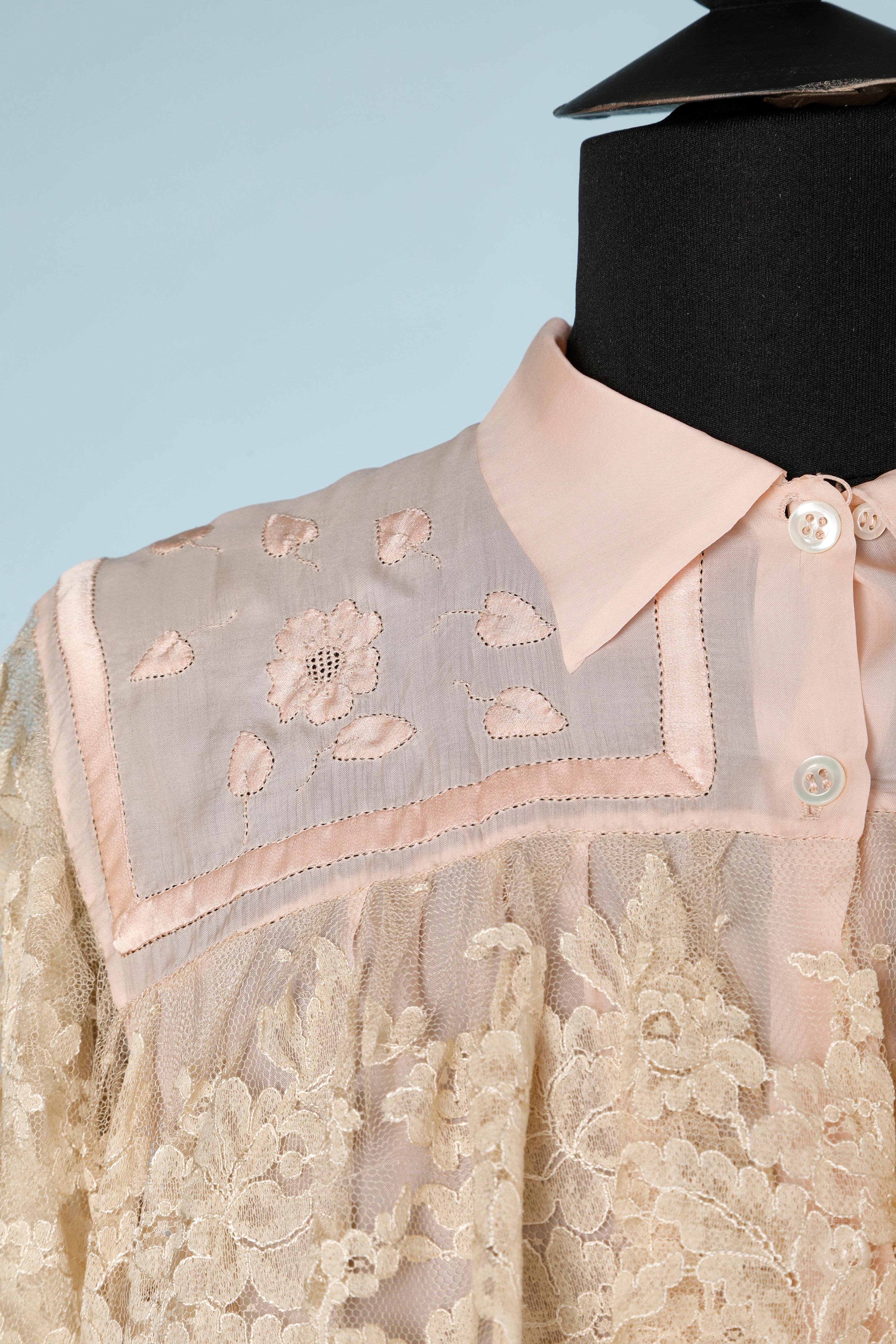 1930's deshabillé in pale pink silk and lace.
Size 38 (Fr) M (Us)
