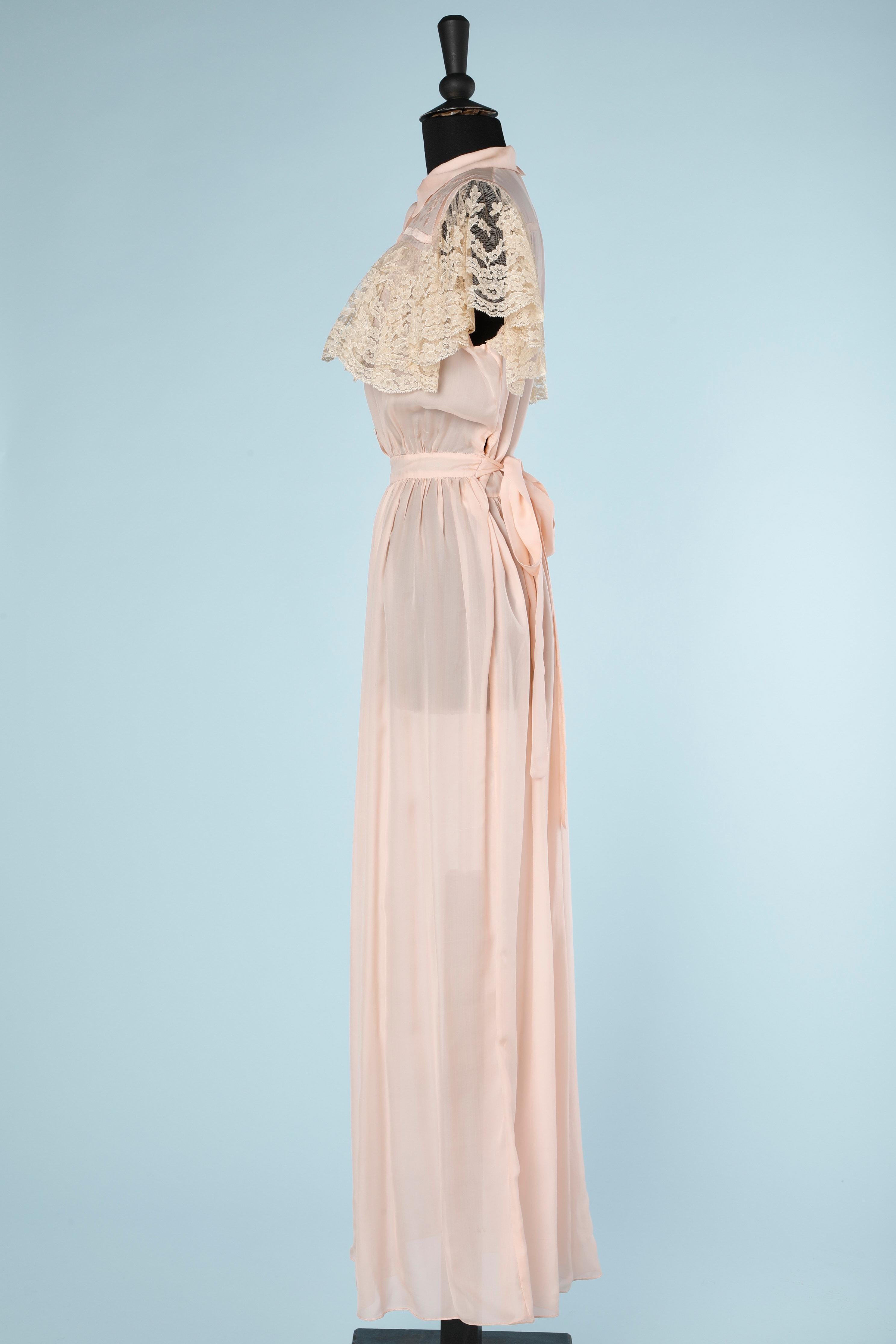 1930's deshabillé in pale pink silk and lace  In Excellent Condition In Saint-Ouen-Sur-Seine, FR
