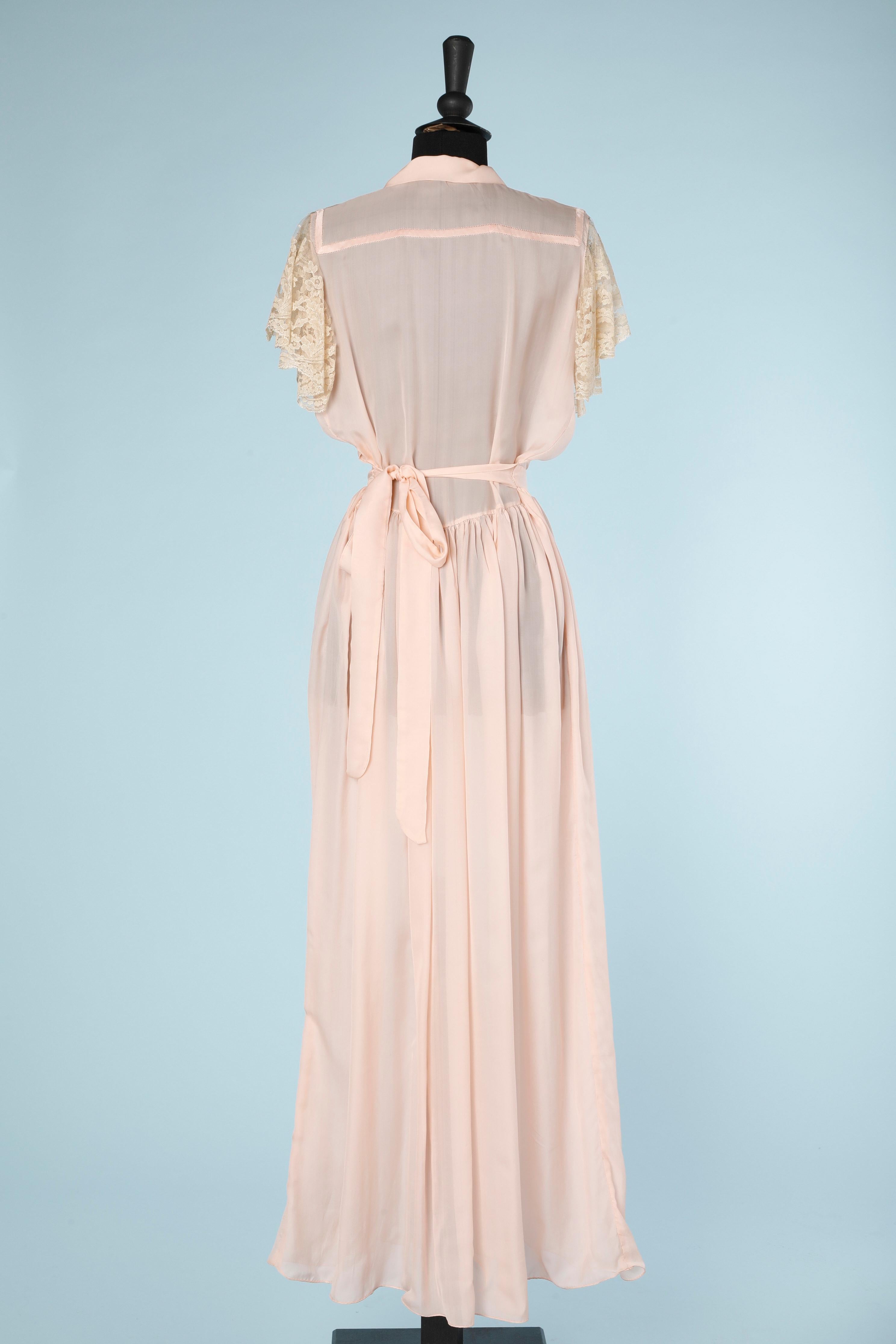 Women's 1930's deshabillé in pale pink silk and lace 