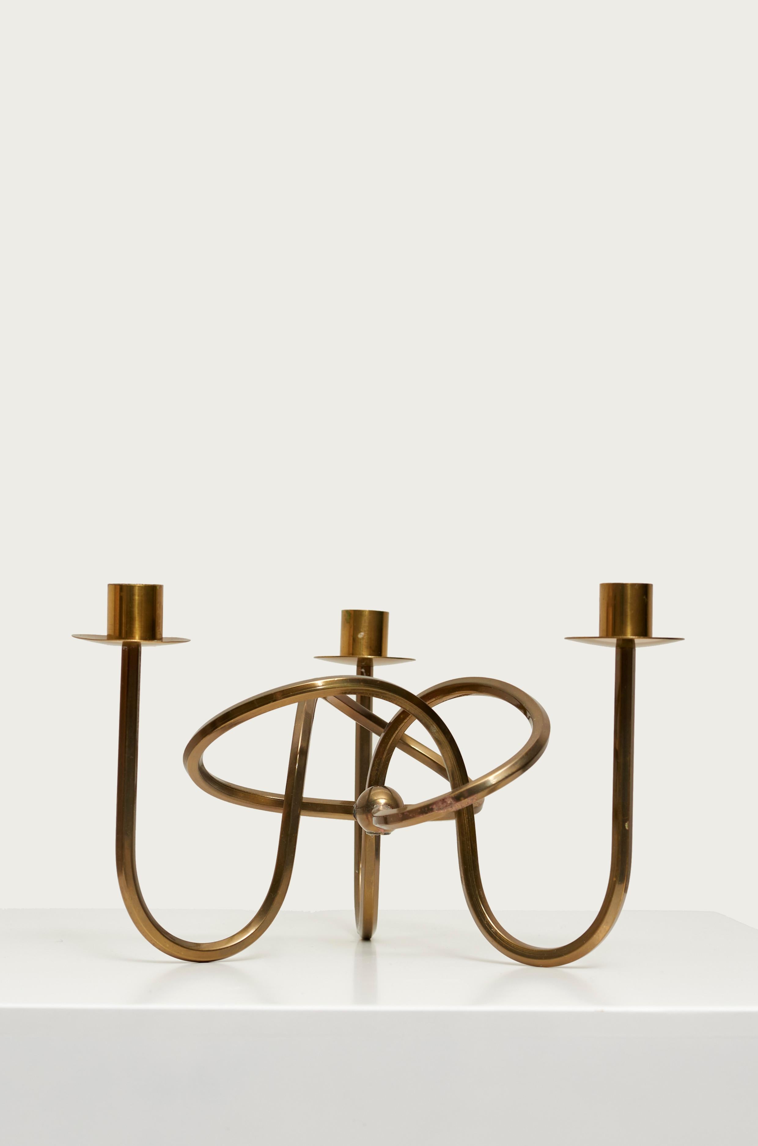 Candleholder in brass ''Friendshipknot'' designed by Josef frank for Svennsk Tenn in the 1930s. Sweden, 1960s.
Excellent condition with beautiful Patina.
 