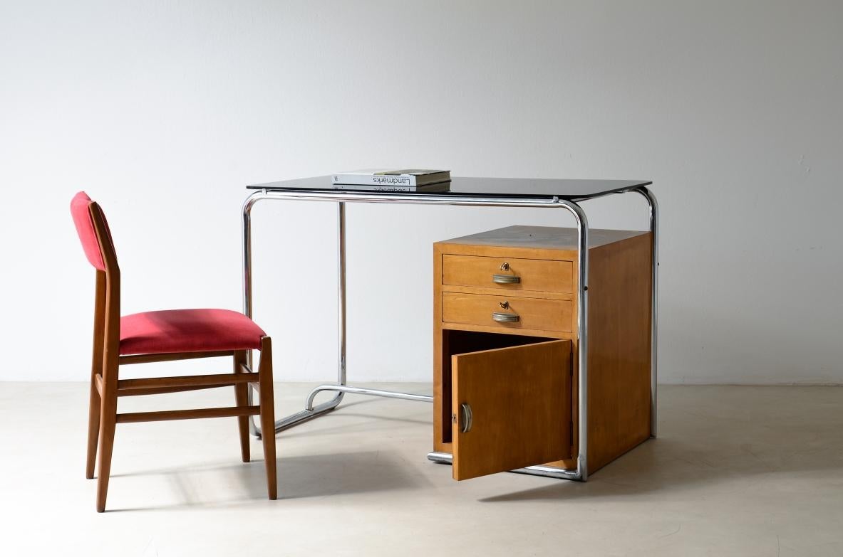 COD-2602
Desk in chromed tubular with drawers on the side and a thick ground glass top.

Manifactured by Colli Torino around 1930.

110 x 60 h 80 cm