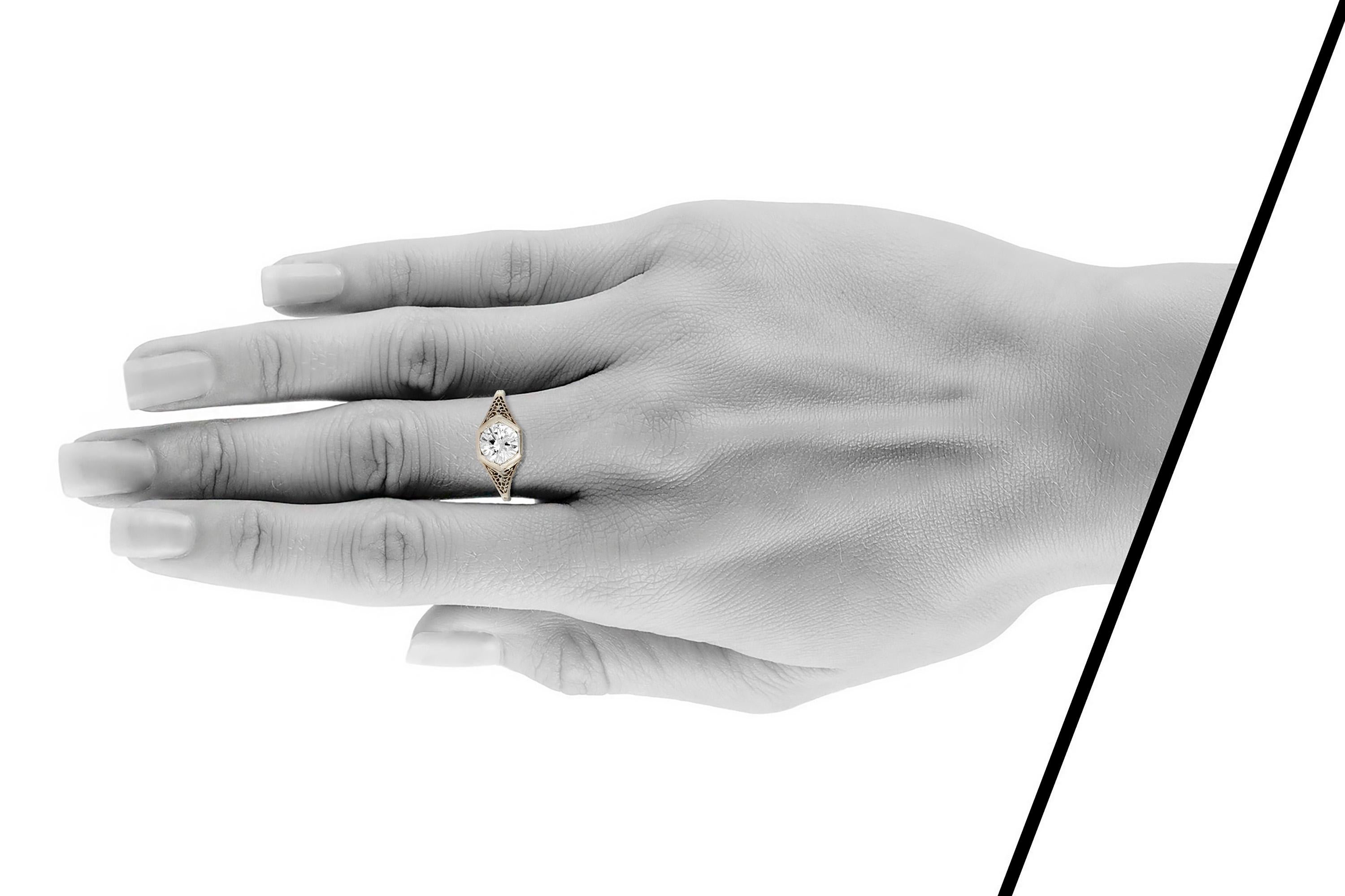 Der schöne Ring ist fein in Handarbeit in 18k Gelbgold mit einem zentralen Diamanten mit einem Gesamtgewicht von etwa 1,17 Karat.
Farbe I
Klarheit VS2