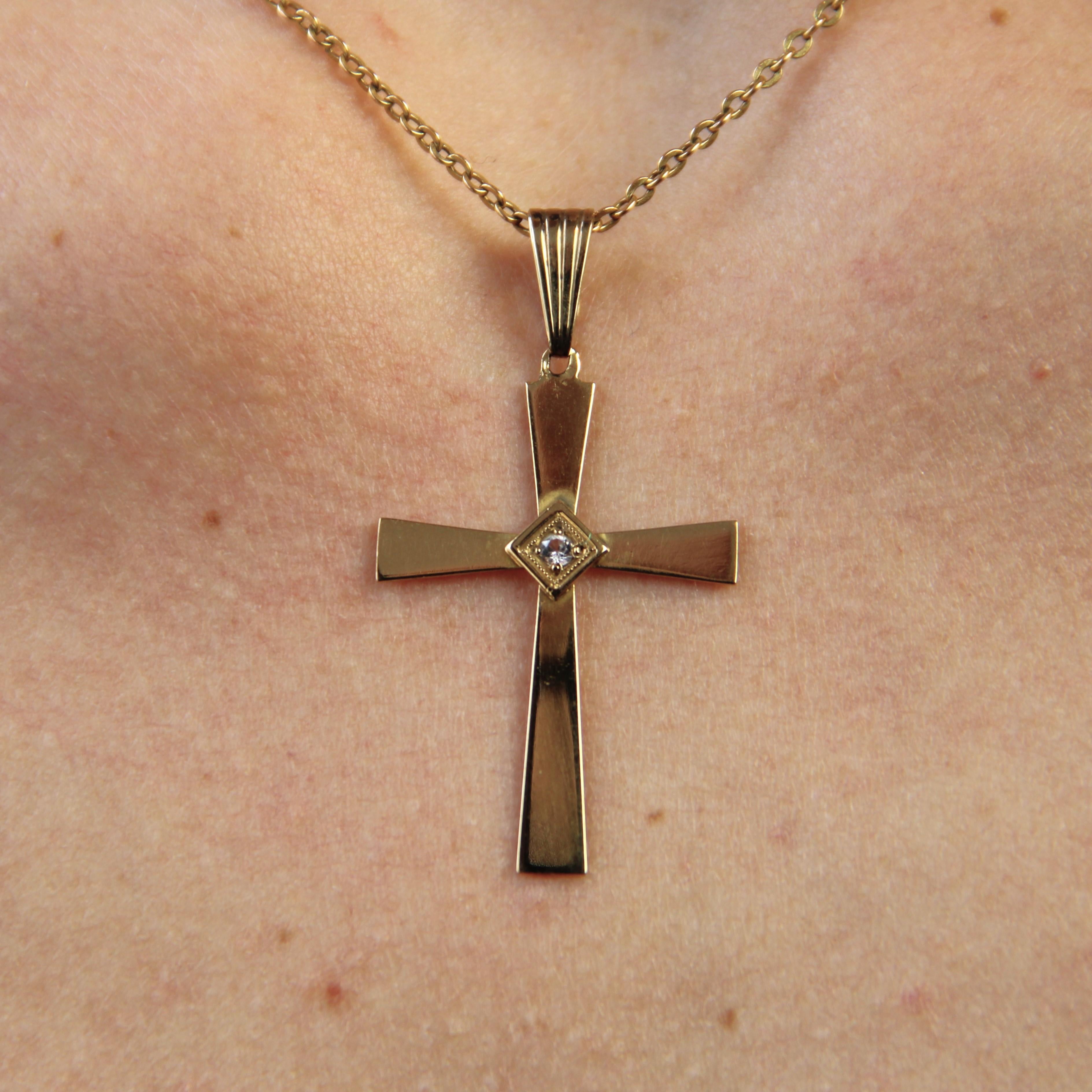 1930s Diamond 18 Karat Yellow Gold Cross Pendant In Good Condition For Sale In Poitiers, FR
