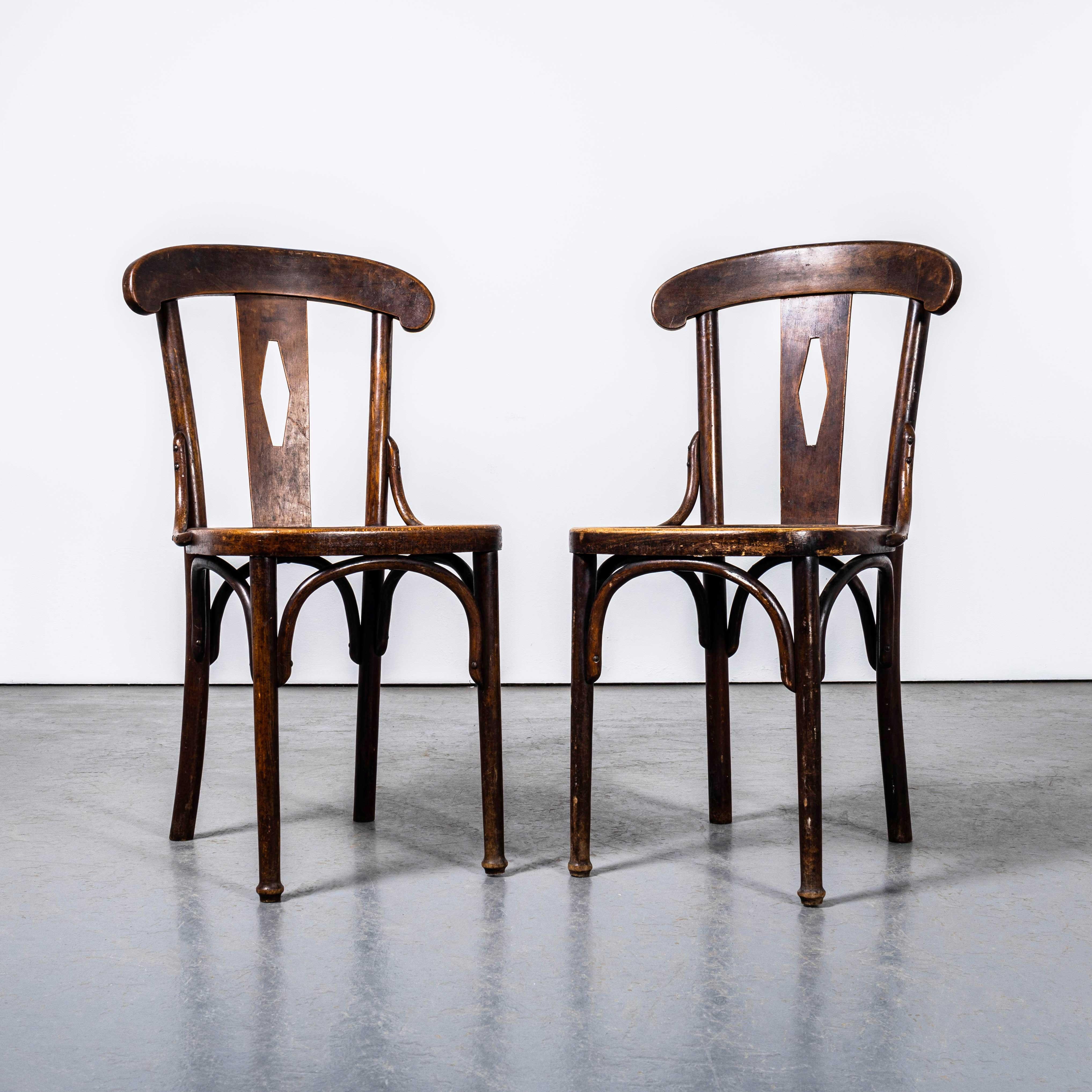 Chaises de salle à manger en bentwood à dossier en losange des années 1930 - Paire. 

Rare paire de chaises du fabricant hongrois Debrecen avec des dossiers magnifiquement détaillés. Il est difficile d'être précis sur l'origine de ces chaises car