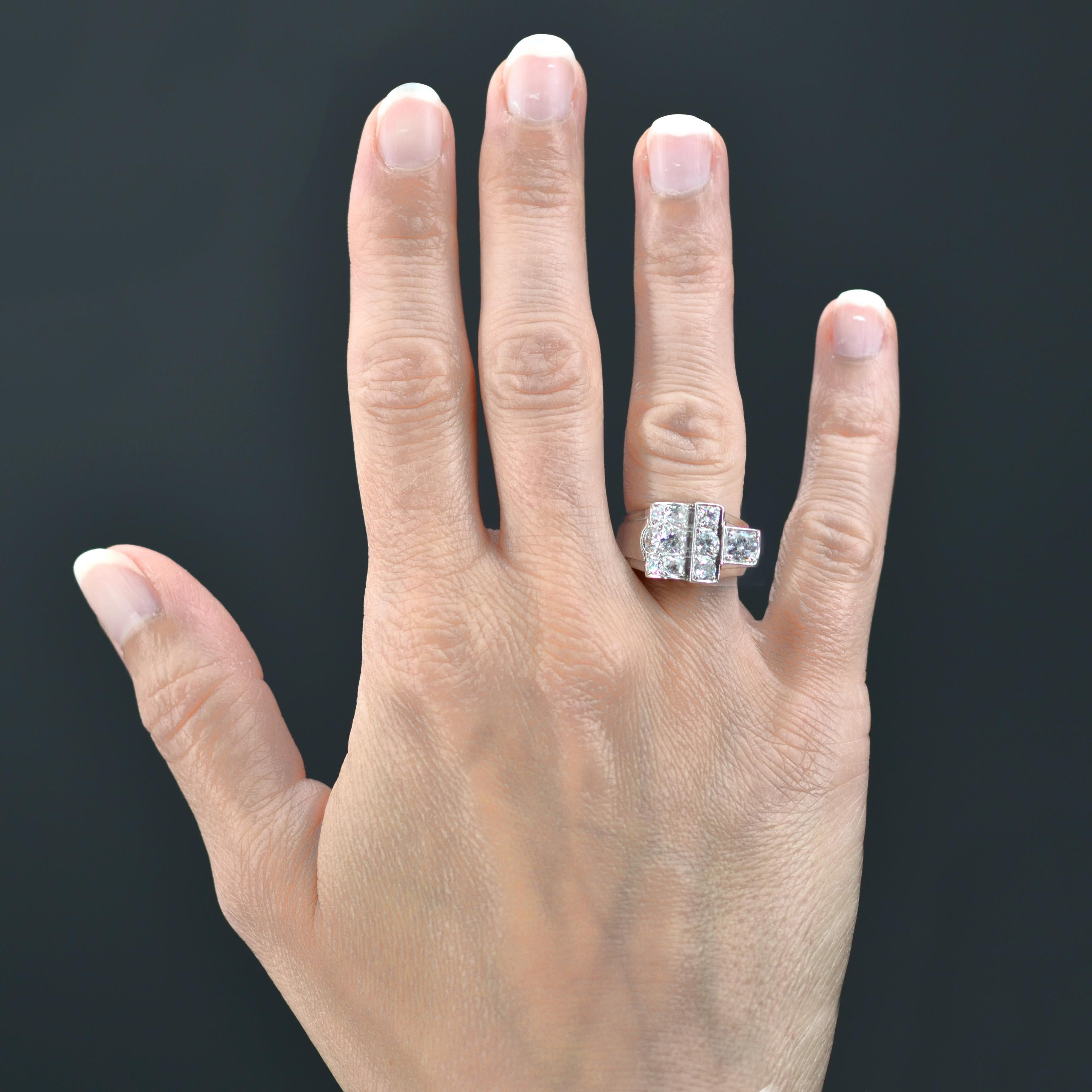 Platinring, groteske Punzierung.
Dieser Art-Déco-Ring präsentiert eine asymmetrische und geometrische Fassung aus antiken Diamanten und Diamanten mit Zwischenschliff. Das Profil ist auf beiden Seiten der Fassung durchbrochen.
Gesamtgewicht der