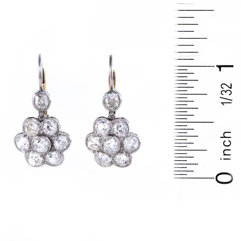 1930s Diamond Platinum Gold Flower Dangle Drop Earrings In Excellent Condition In Miami, FL