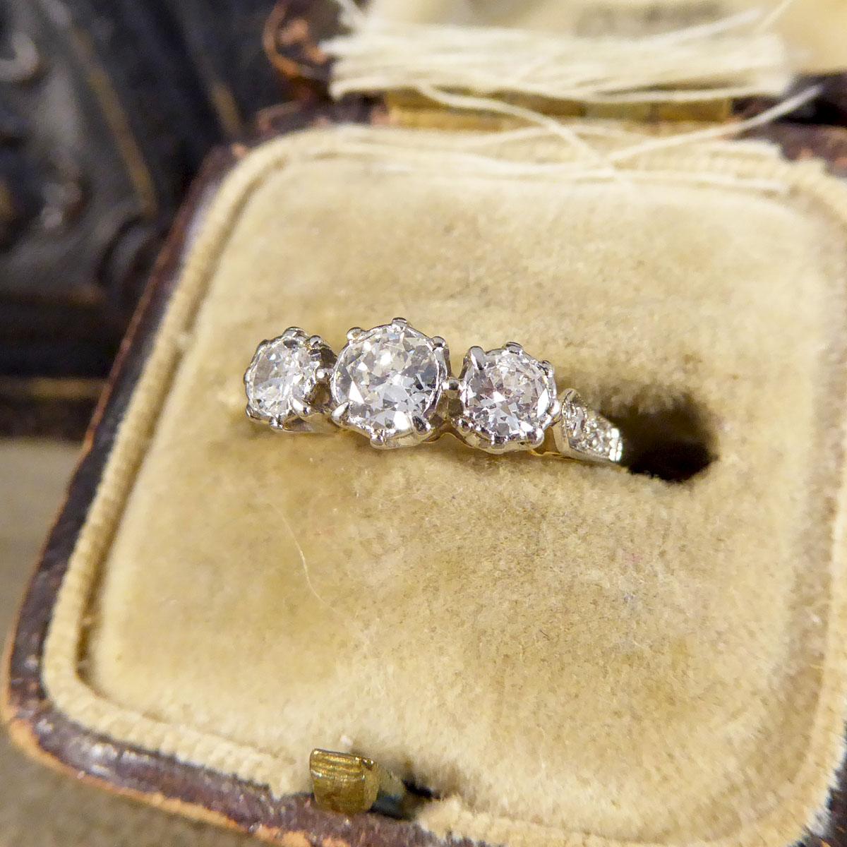 1930er Jahre Diamant-Dreistein-Ring mit diamantbesetzten Schultern aus 18 Karat Gelbgold a 4