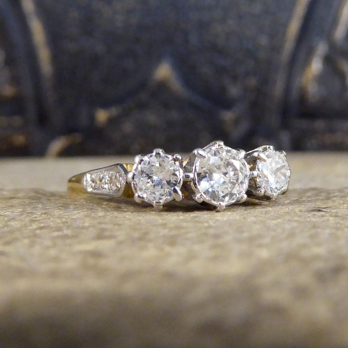 Ein hübscher Ring aus 18 Karat Gelbgold und Platin, der in den 1930er Jahren hergestellt wurde. Dieser Ring hat einen 0,20ct Diamanten in der Mitte mit einem 0,10ct Diamanten auf jeder Seite, was einen schönen Trilogie-Ring ergibt. Eine wunderschöne