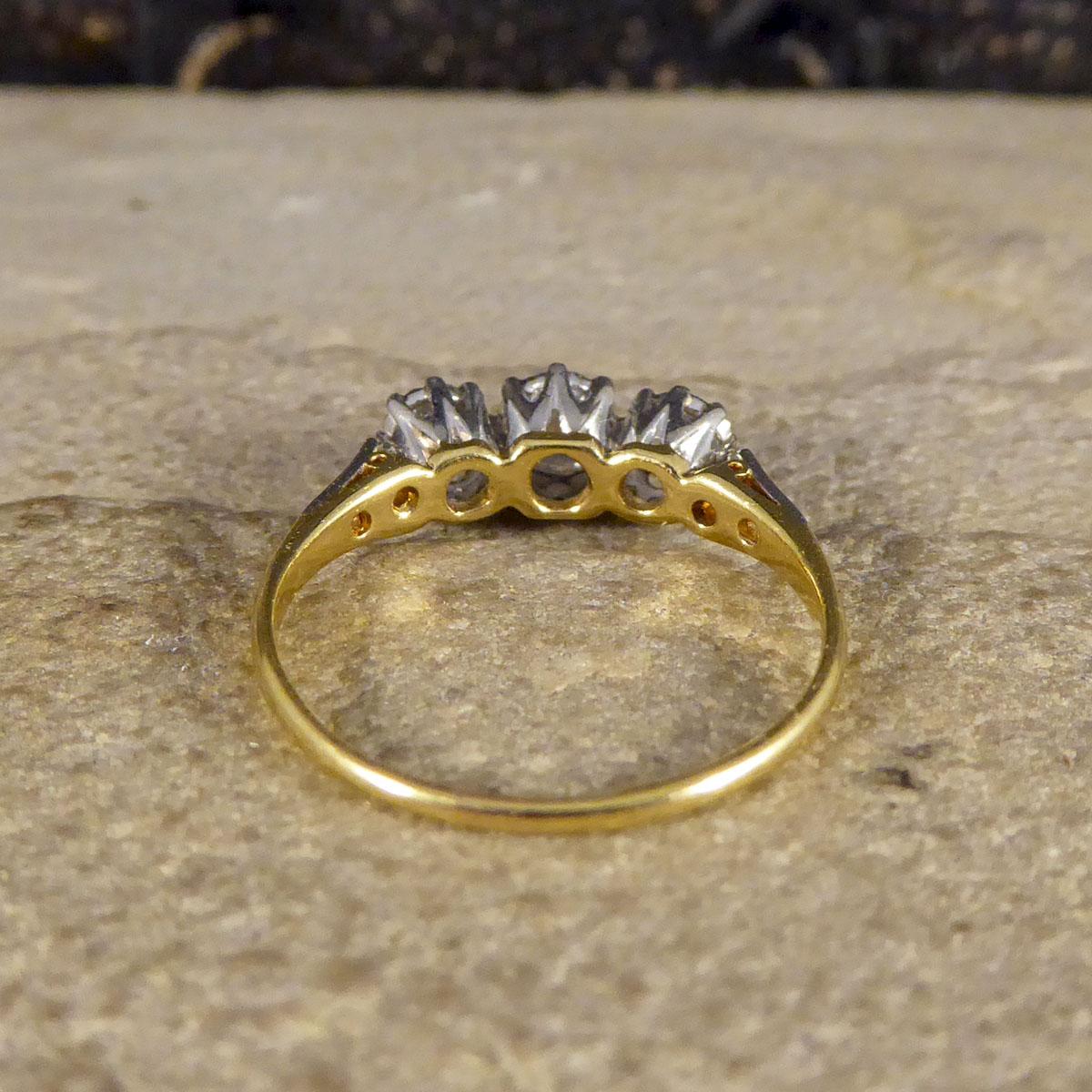 1930er Jahre Diamant-Dreistein-Ring mit diamantbesetzten Schultern aus 18 Karat Gelbgold a (Alteuropäischer Schliff)