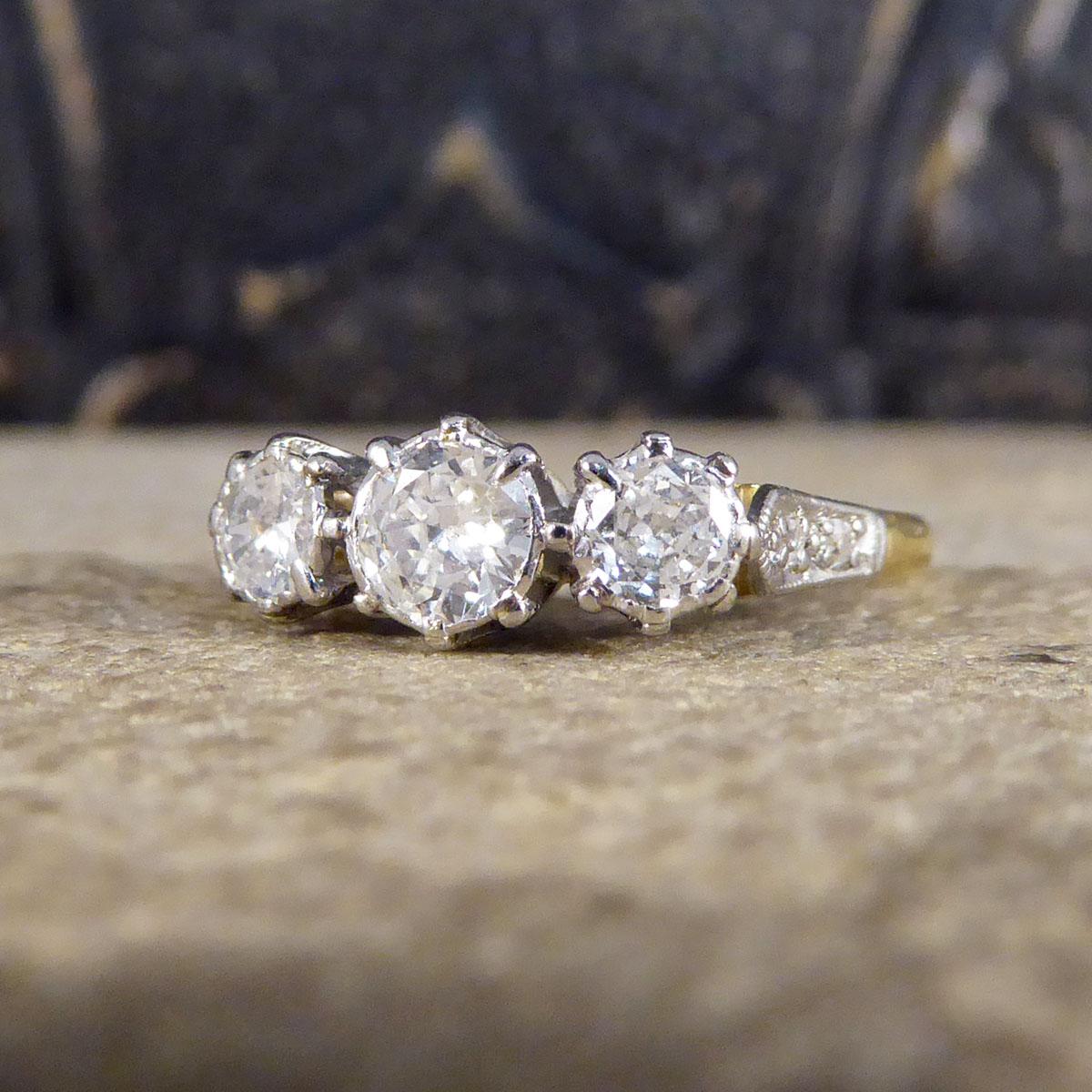 1930er Jahre Diamant-Dreistein-Ring mit diamantbesetzten Schultern aus 18 Karat Gelbgold a im Zustand „Gut“ in Yorkshire, West Yorkshire