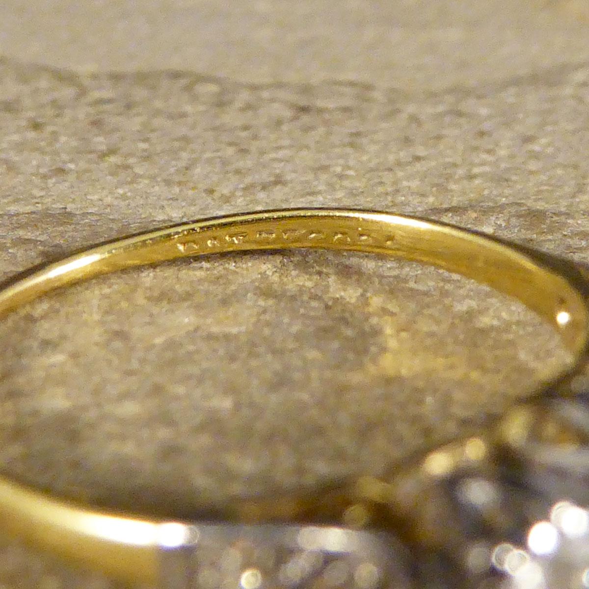 1930er Jahre Diamant-Dreistein-Ring mit diamantbesetzten Schultern aus 18 Karat Gelbgold a für Damen oder Herren