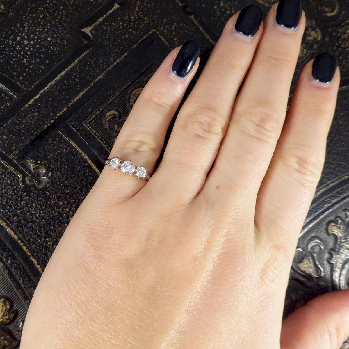 1930er Jahre Diamant-Dreistein-Ring mit diamantbesetzten Schultern aus 18 Karat Gelbgold a 1