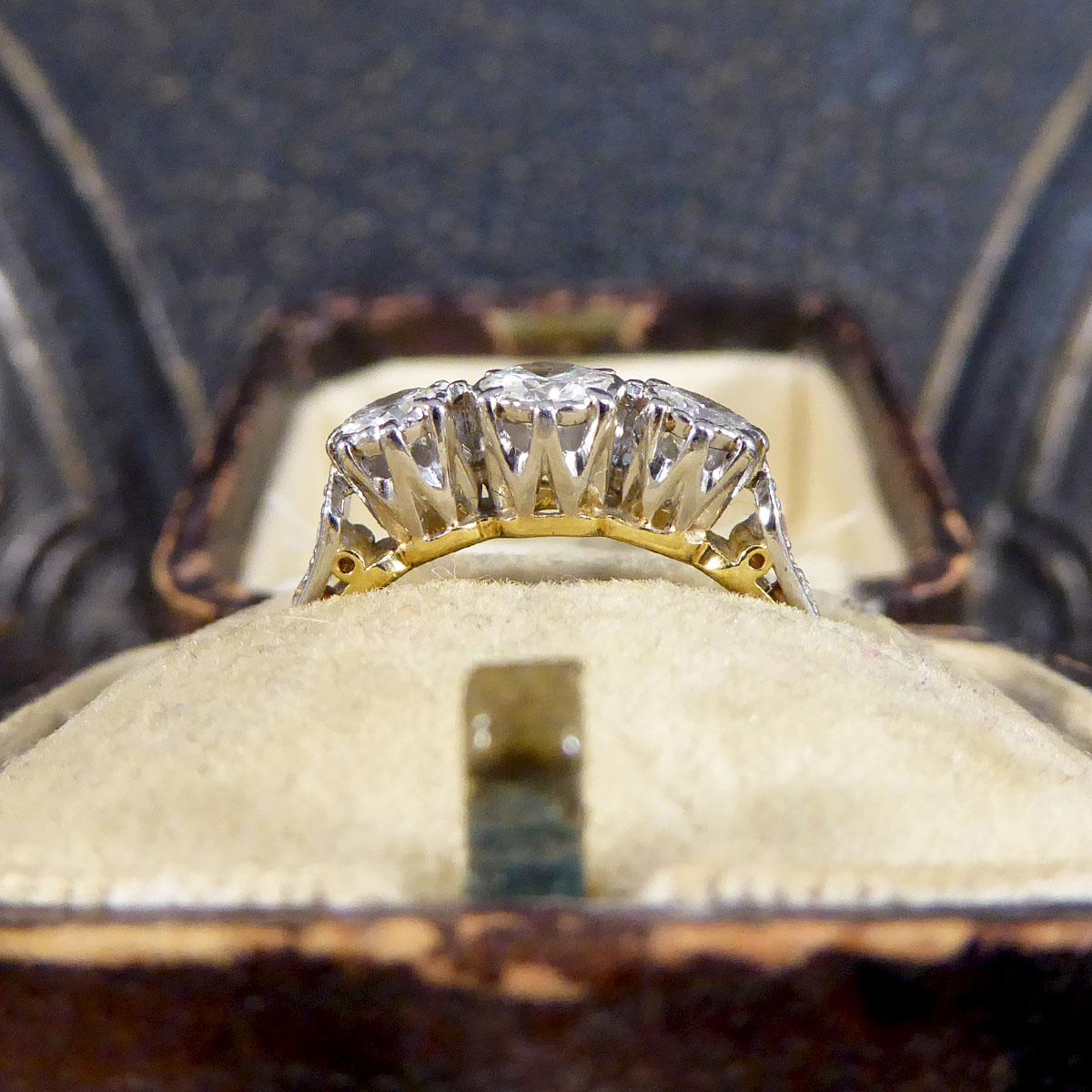 1930er Jahre Diamant-Dreistein-Ring mit diamantbesetzten Schultern aus 18 Karat Gelbgold a 2