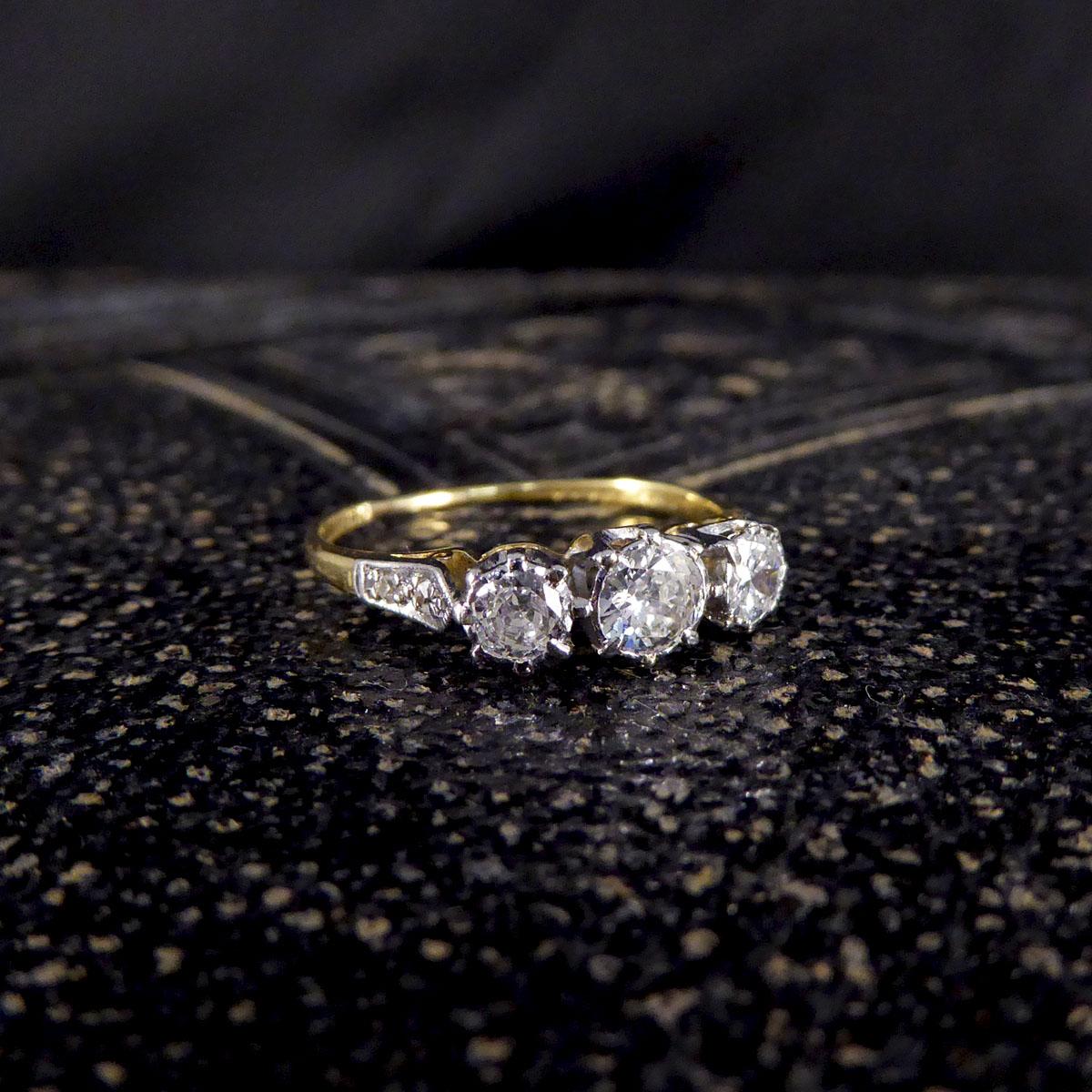 1930er Jahre Diamant-Dreistein-Ring mit diamantbesetzten Schultern aus 18 Karat Gelbgold a 3