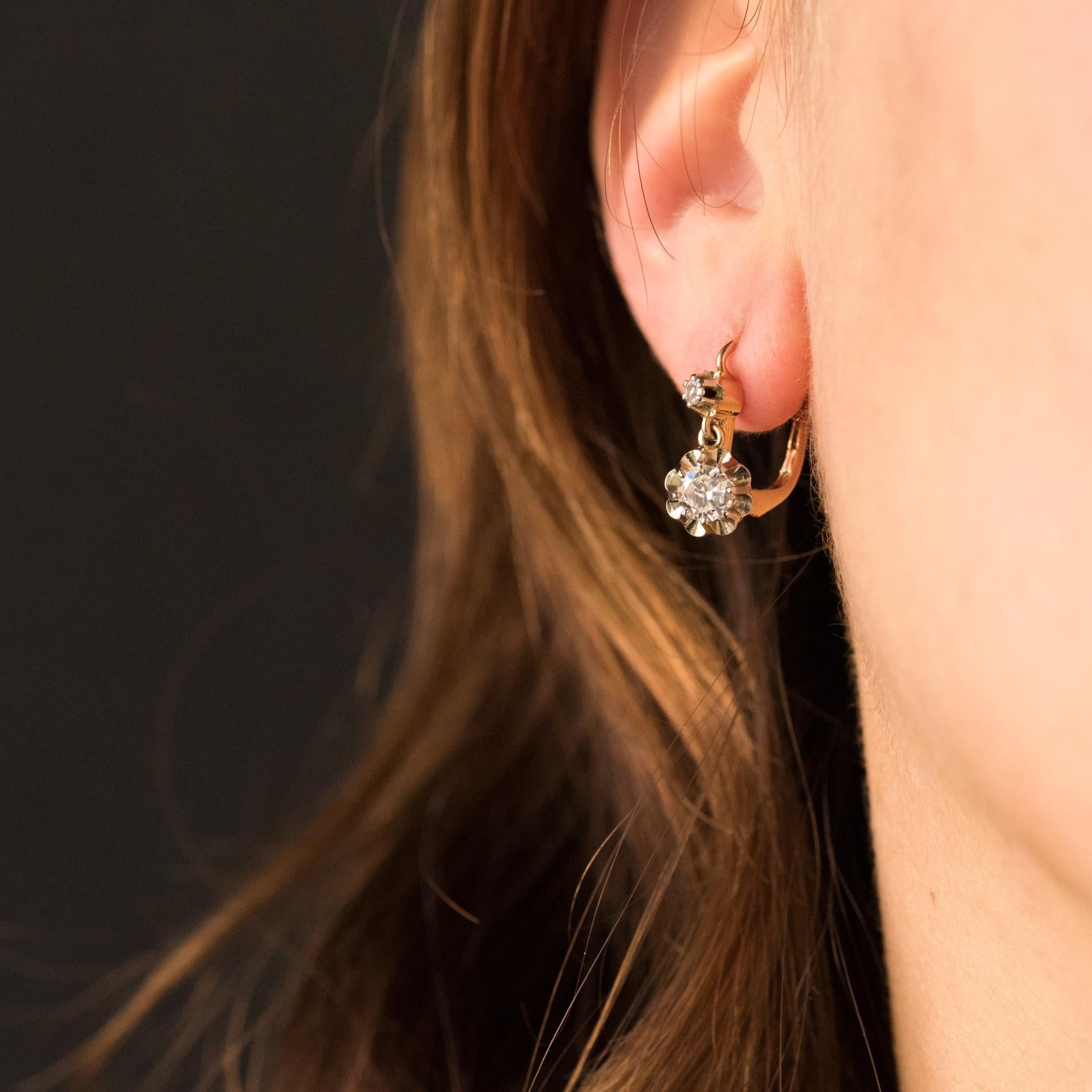 Earrings in 18 karats rose and white gold, eagle's head hallmark.
Antique drop earring, each is set with claws of a brilliant-cut diamond on a sun set surmounted by a smaller diamond. The closure system is from the front.
Total weight of diamonds: