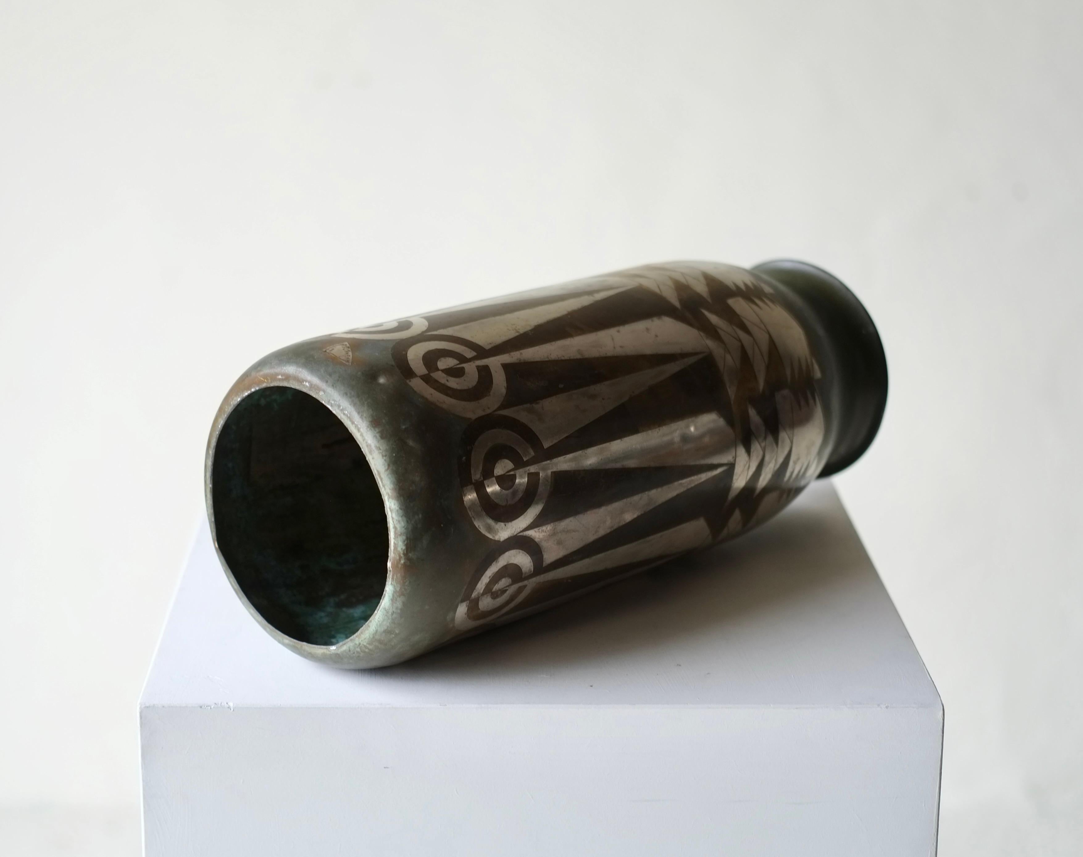 A large Art Deco dinanderie vase featuring geometric shapes by French artist and designer Henri Rischmann.

1930's, France.


