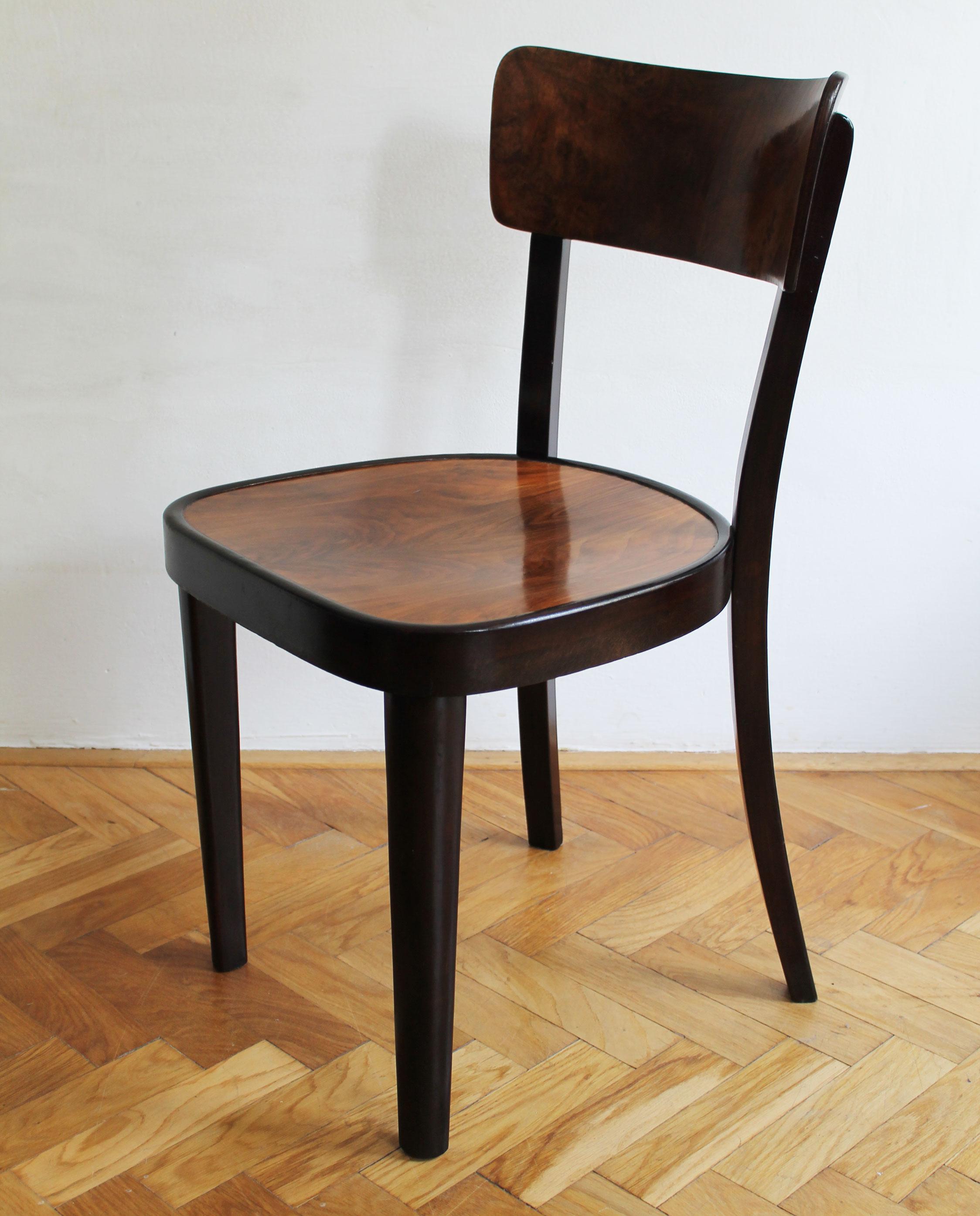 Se trata de una silla de comedor original diseñada en 1936. Se puede encontrar en el catálogo de ventas de la fábrica Thonet con el número de modelo A 524 3/4. Se cree que esta pieza en concreto fue producida por la empresa Thonet en una de sus