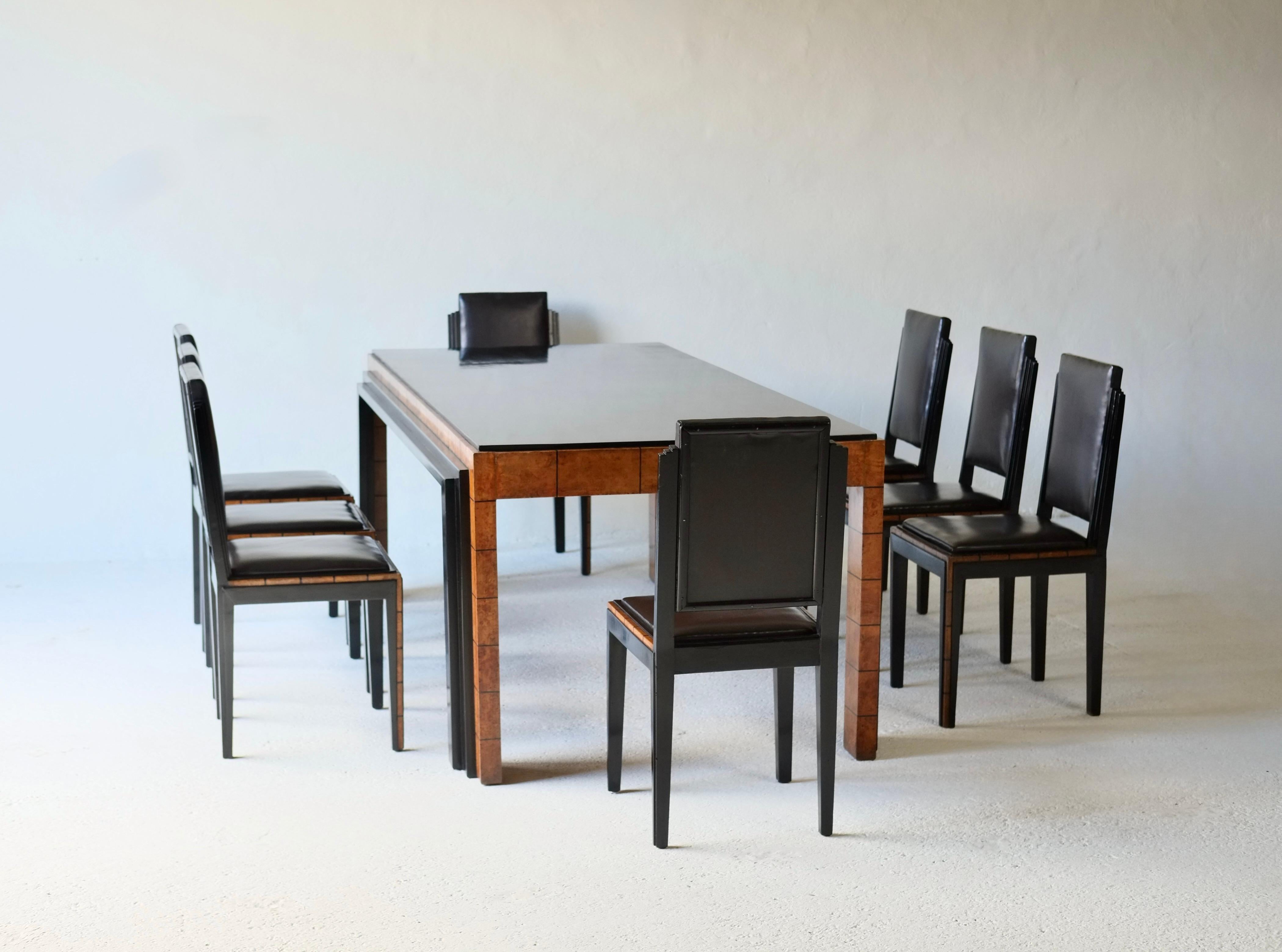Superbe table de salle à manger Art déco et huit chaises assorties, conçues par le designer italien Gaetano Borsani pour l'Atelier di Varedo, Italie, vers la fin des années 1920 ou le début des années 1930.

L'ensemble est dans un état fabuleux,