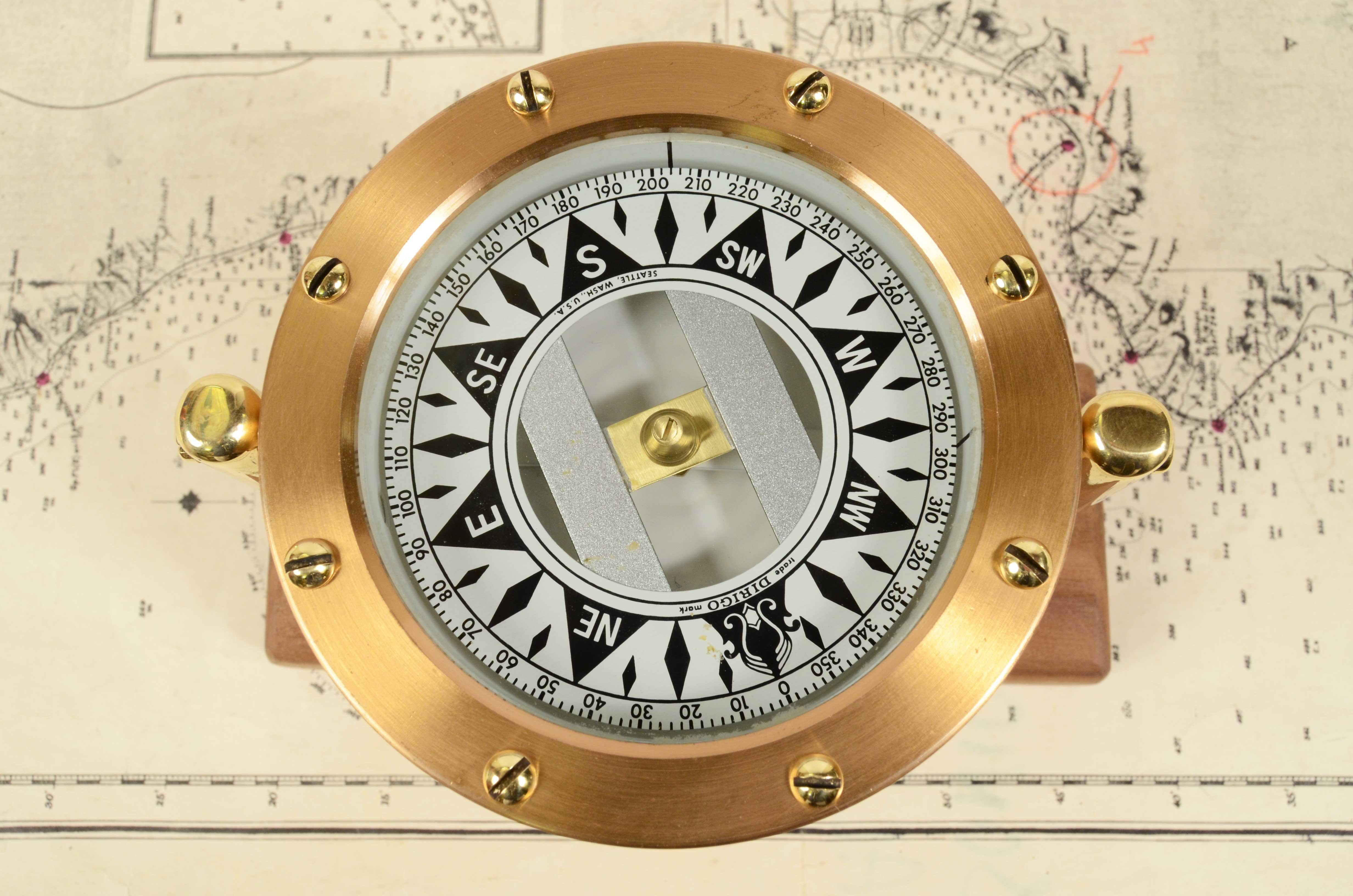 Liquid nautical compass on cardan joint signed DIRIGO Seattle Wash from the early 1930s, eight-wind rose complete with protractor circle mounted on a wooden board and made-to-measure ototne. The compass is made up of a cylindrical vessel in brass