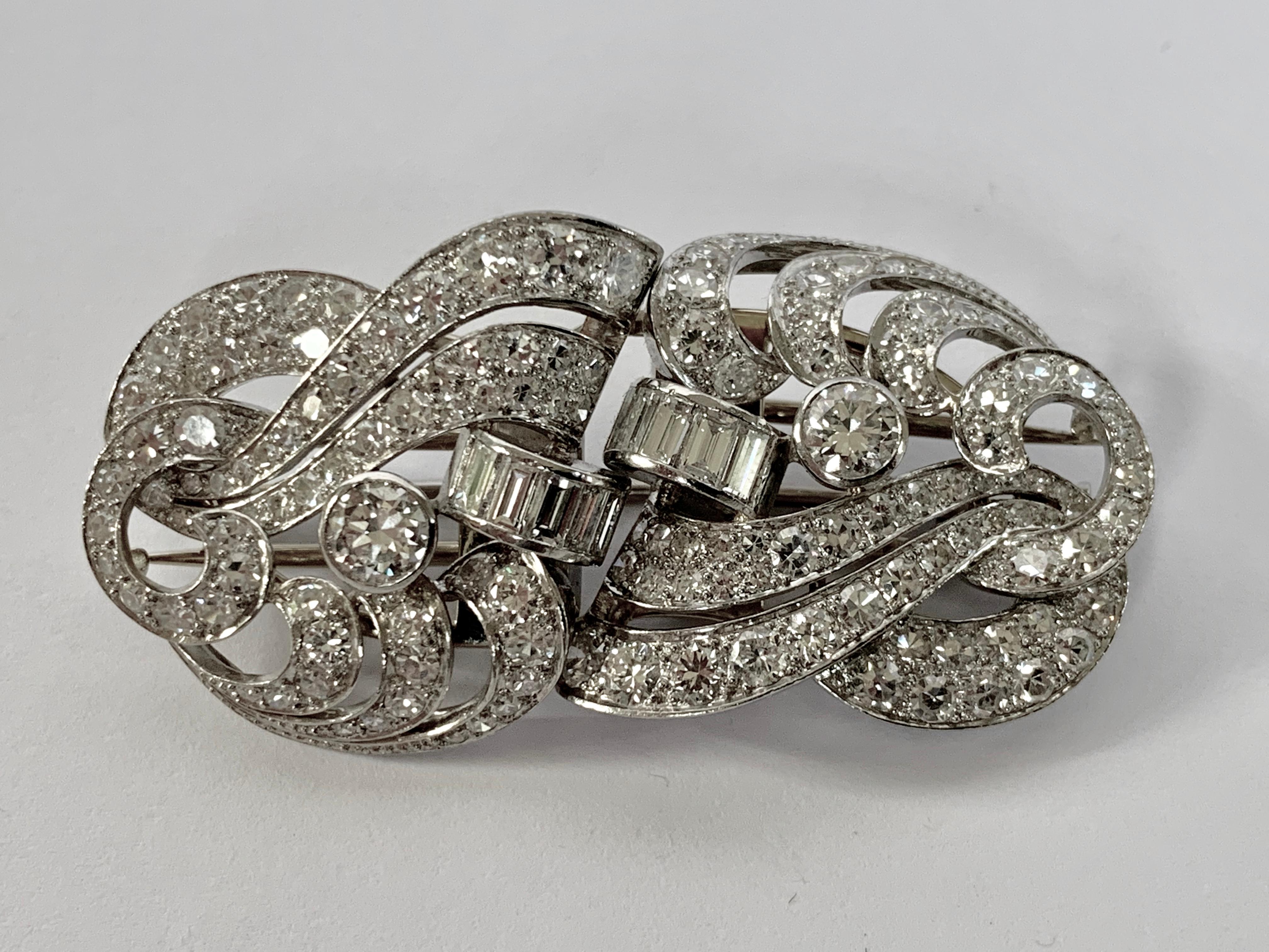 1930s Double Diamond Platinum Clip Brooch In Good Condition For Sale In Zurich, Zollstrasse