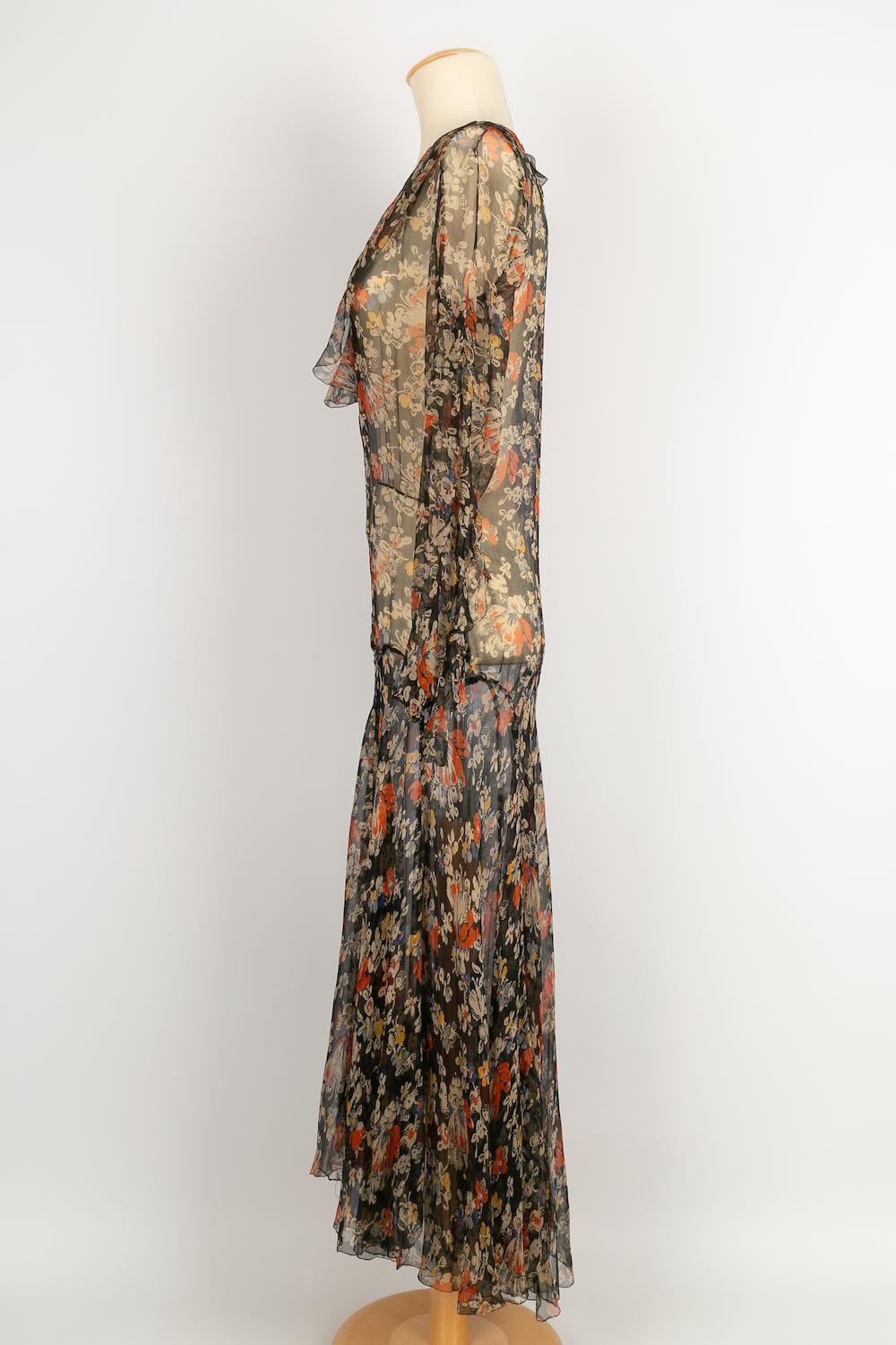 NOT SIGNED -Silk crepe dress. No size listed, it fits a 38FR.

Condition:
Good condition

Dimensions:
Shoulder width: 38 cm - Chest: 48 cm - Waist: 44 cm - Hips: 45 cm - Sleeve length: 60 cm - Length: 130 cm

SKU:VR65