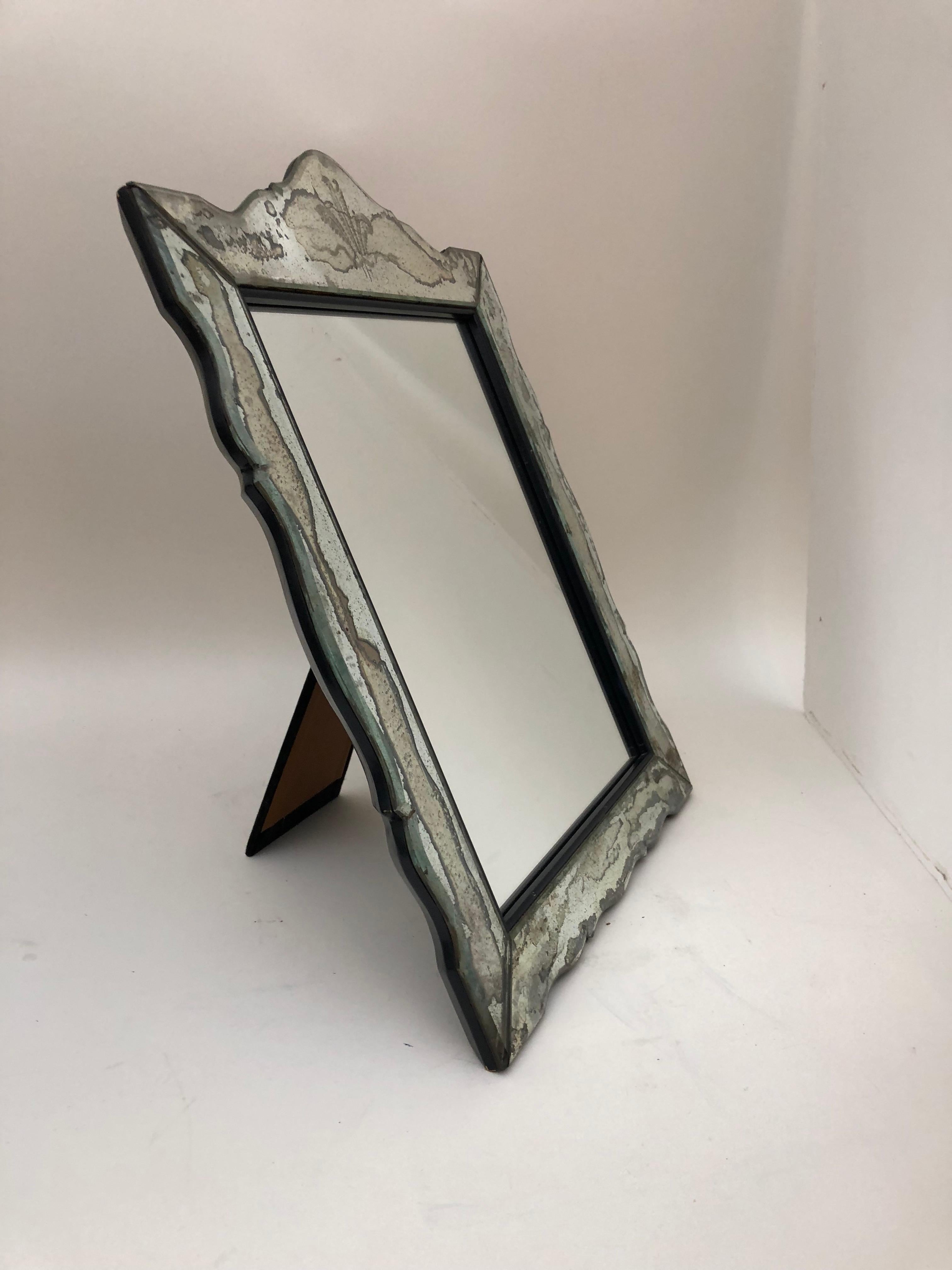 Dieser englische Schminktischspiegel mit Spiegelrahmen aus den 1930er Jahren könnte auch als Rahmen für ein Foto dienen. Auf der Krone sind drei geätzte Federn zu sehen, das Symbol des jungen, gut aussehenden Edward, Prinz von Wales, das in den