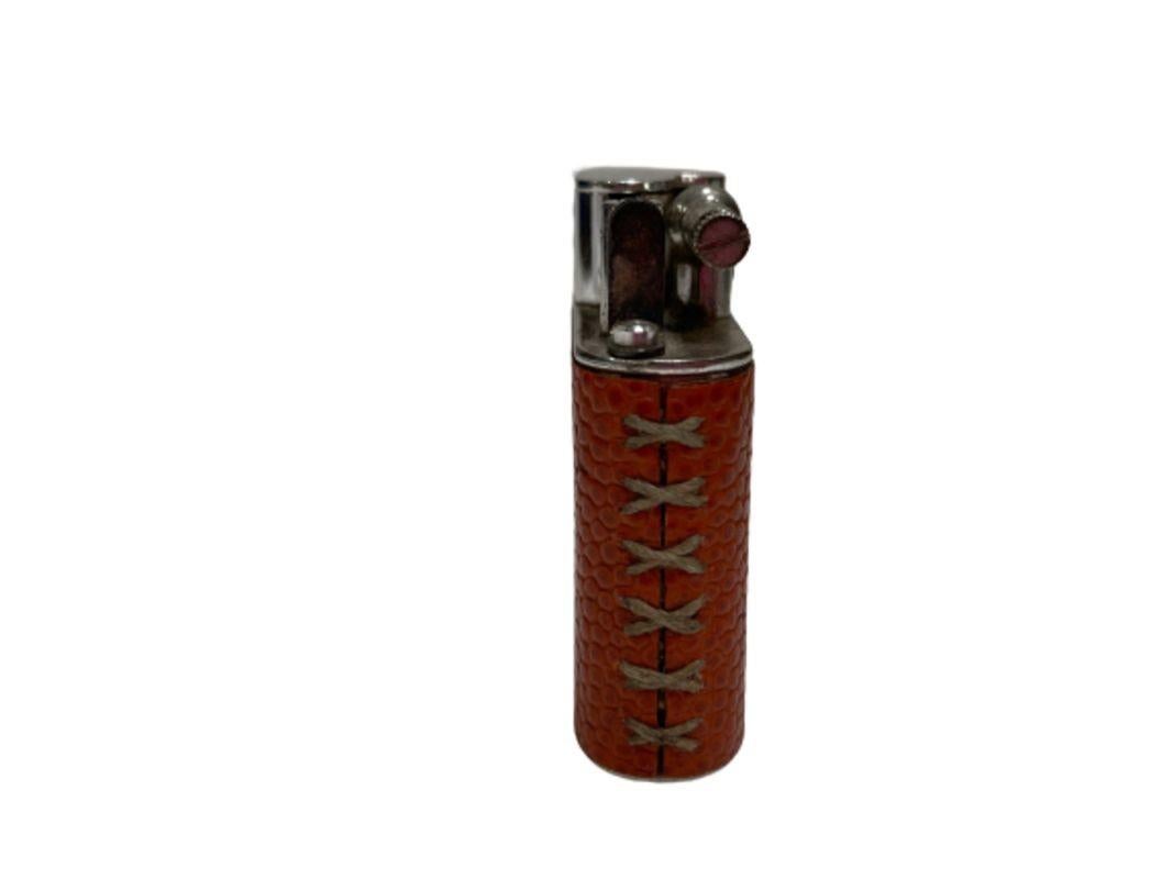 1930s Dunhill Globetrotter Leather Wrapped Sports Lift Arm Lighter In Excellent Condition For Sale In Van Nuys, CA