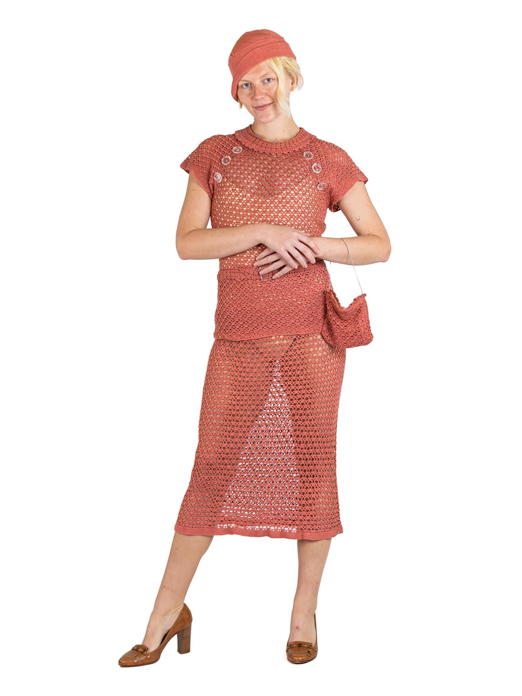Ensemble jupe et haut en coton tricoté main rose poussiéreux 1930S avec ceinture, sac à main et chapeau Excellent état - En vente à New York, NY