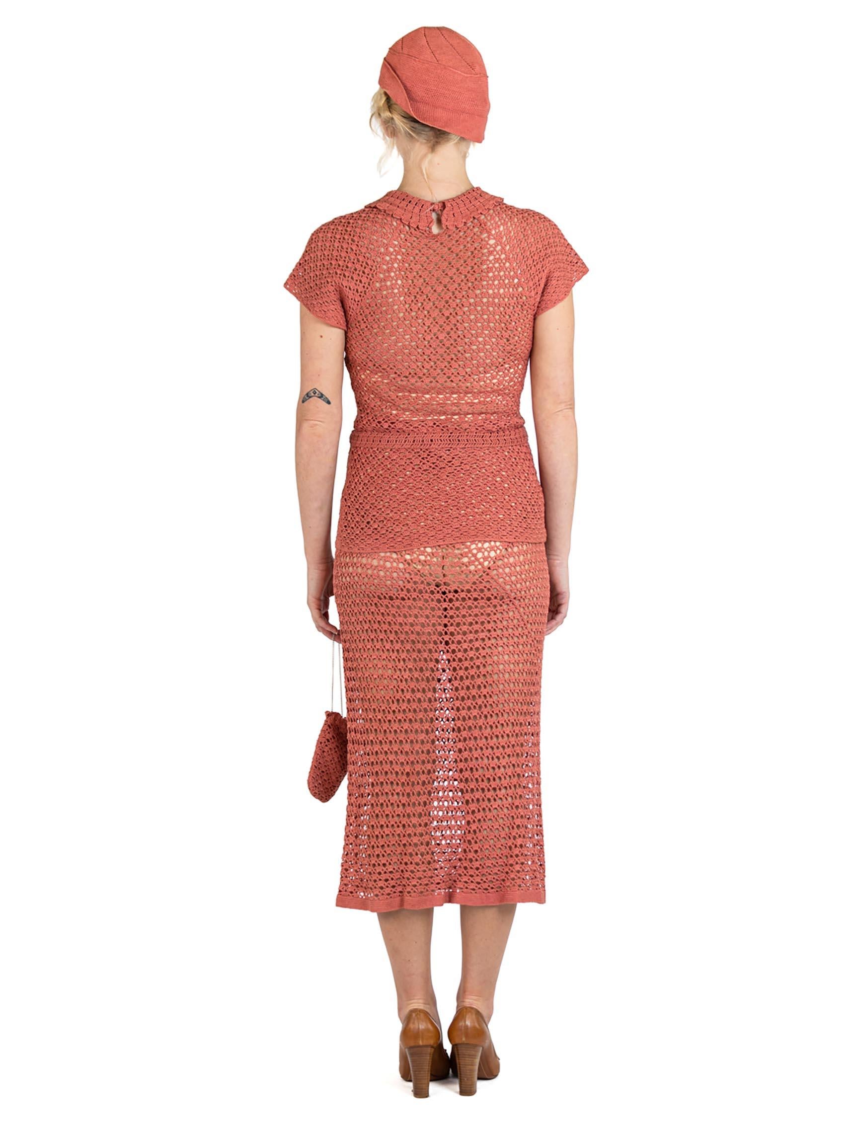 Ensemble jupe et haut en coton tricoté main rose poussiéreux 1930S avec ceinture, sac à main et chapeau en vente 6