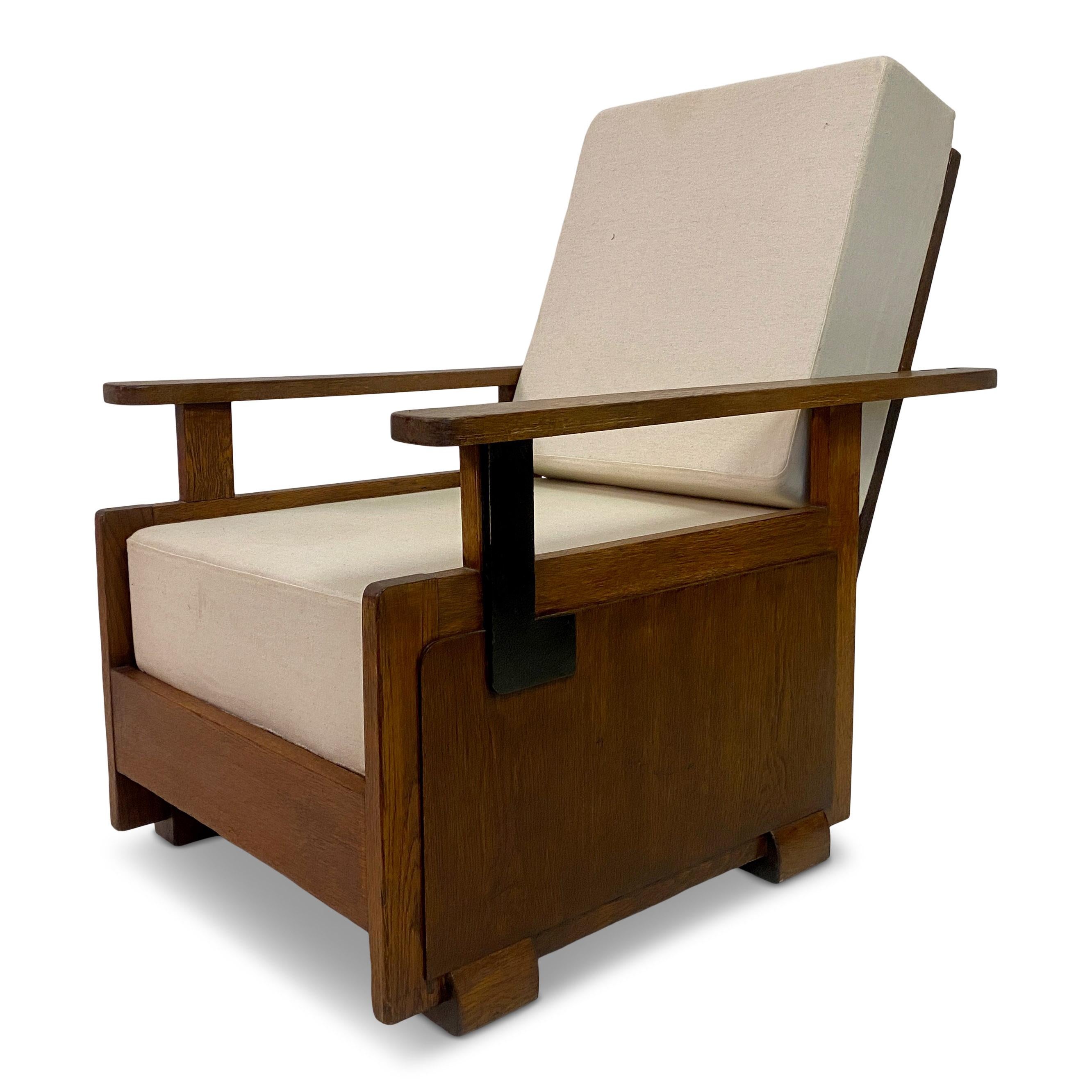 Armchair

Amsterdam school

Oak

Beige fabric upholstery

Adjustable back

Seat height 39cm

Netherlands 1930s