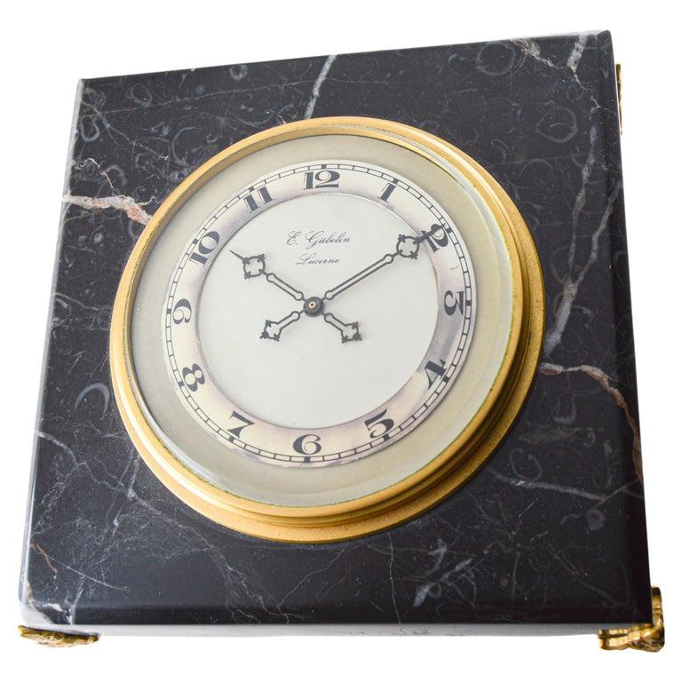 Art déco Horloge de table Art Déco en pierre qui se remonte manuellement, par E. Gubelin Watch Company, années 1930 en vente