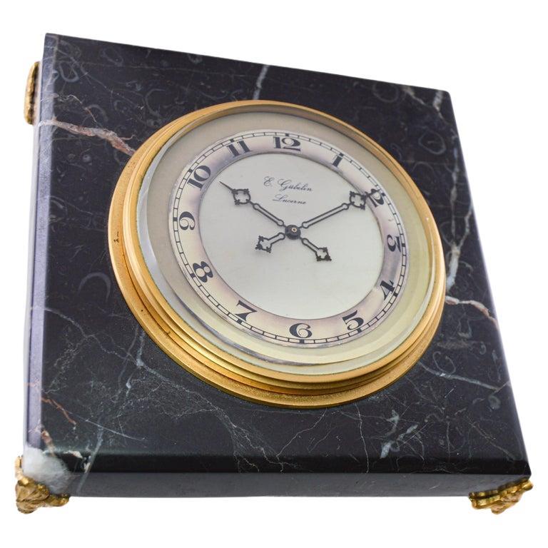 Horloge de table Art Déco en pierre qui se remonte manuellement, par E. Gubelin Watch Company, années 1930 en vente