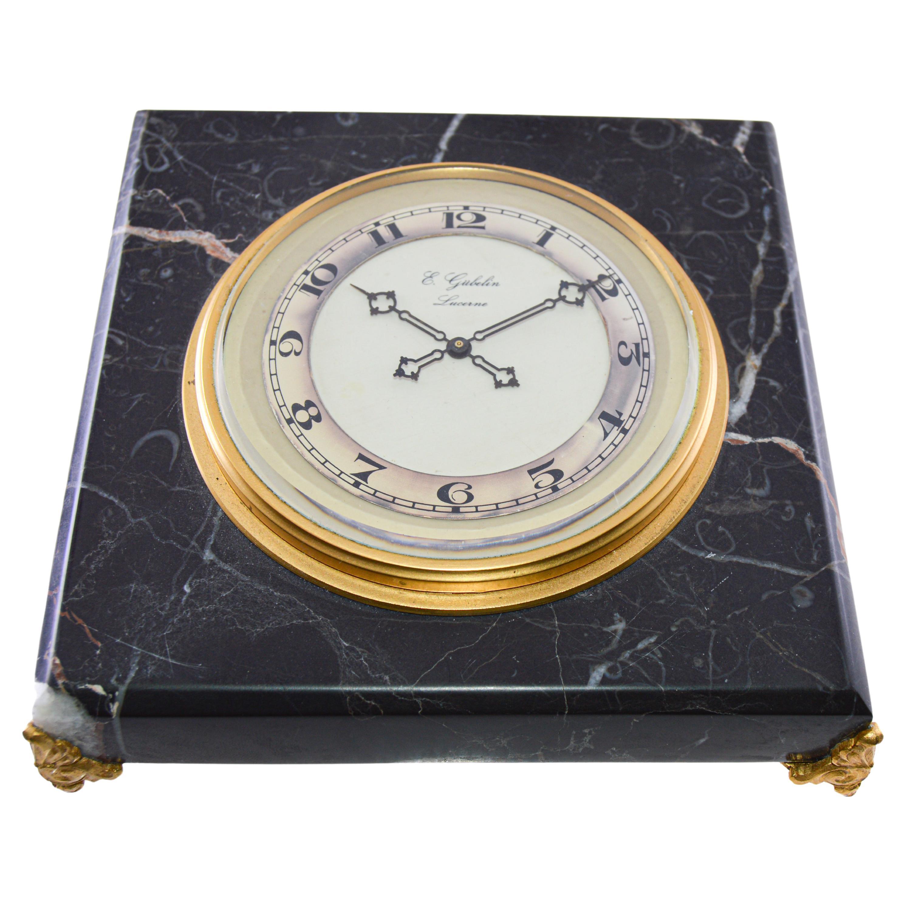 Horloge de table Art Déco en pierre qui se remonte manuellement, par E. Gubelin Watch Company, années 1930
