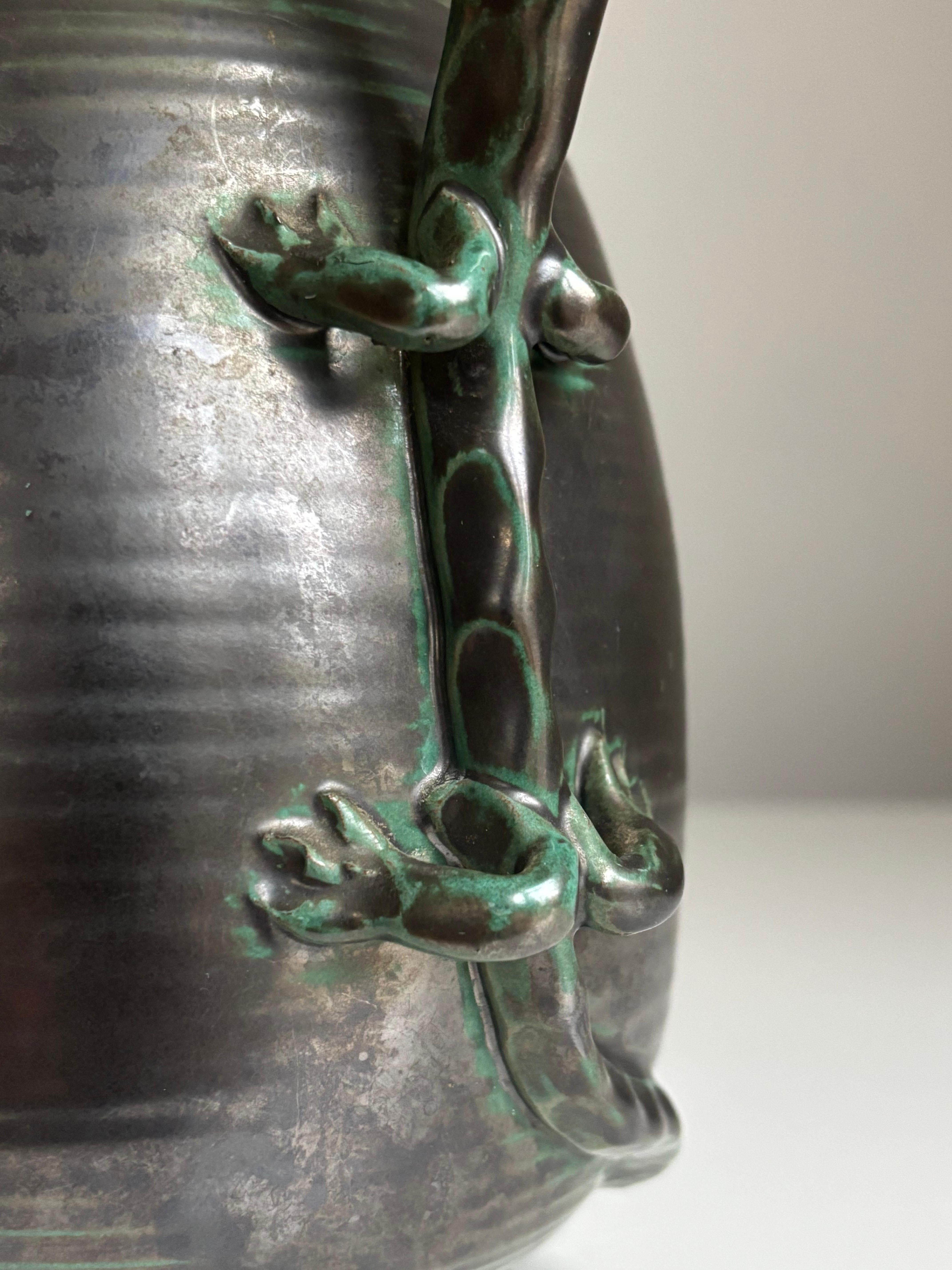 1930 E. Luterkort per Upsala Ekeby Nero, Vaso con lucertola verde, Svezia In condizioni buone in vendita a Copenhagen, DK