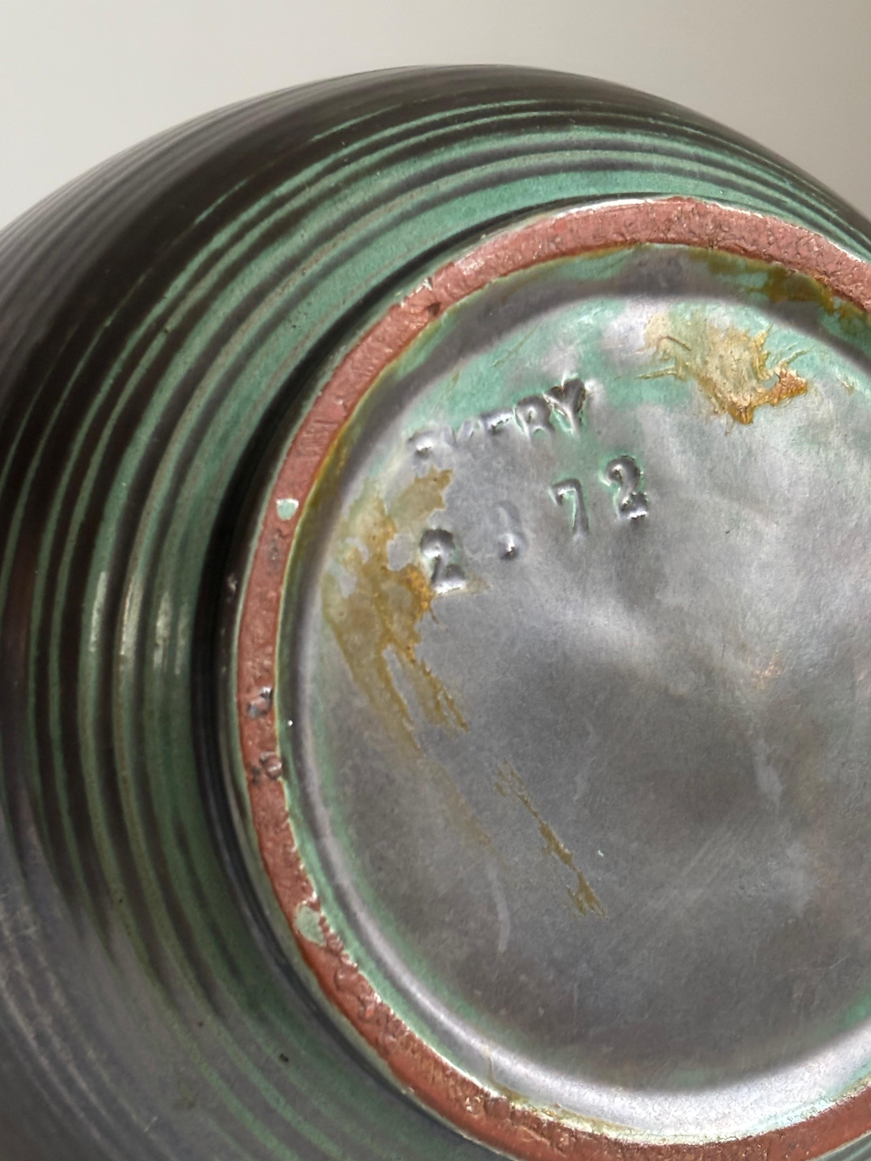 Ceramica 1930 E. Luterkort per Upsala Ekeby Nero, Vaso con lucertola verde, Svezia in vendita