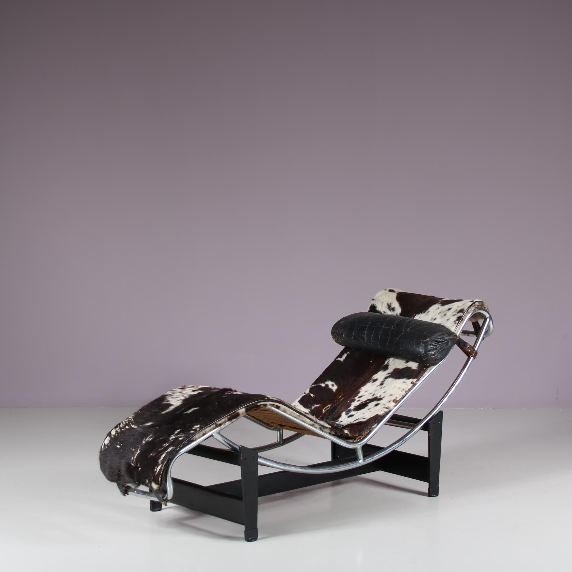 Une rare version précoce de l'emblématique chaise longue LC4, conçue par Le Corbusier, Pierre Jeanneret et Charlotte Perriand en 1928.

Cette pièce exceptionnelle présente un cadre en acier tubulaire chromé, des contours ergonomiques et le